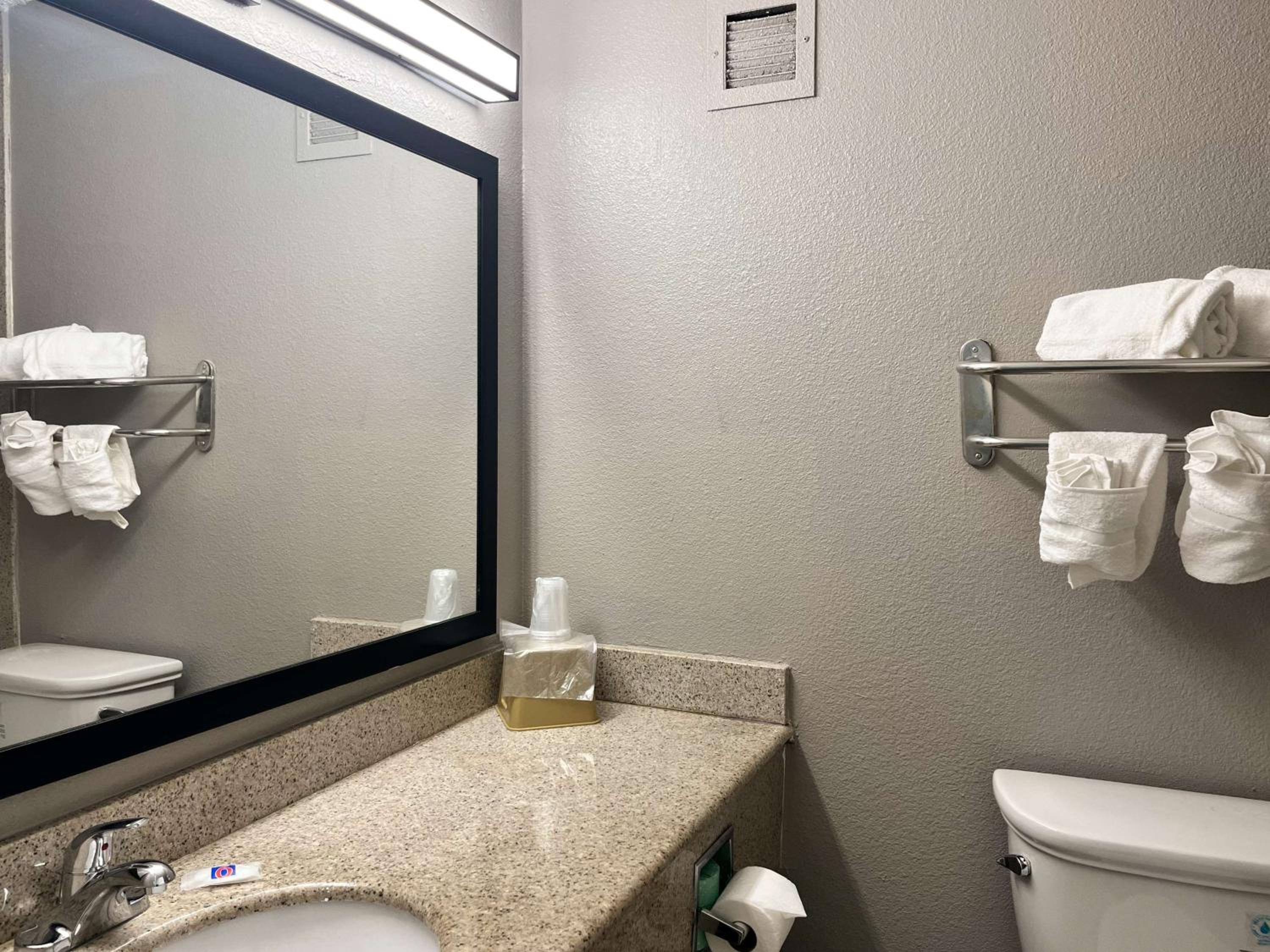 Quadruple Room - Non-Smoking - Photo 7