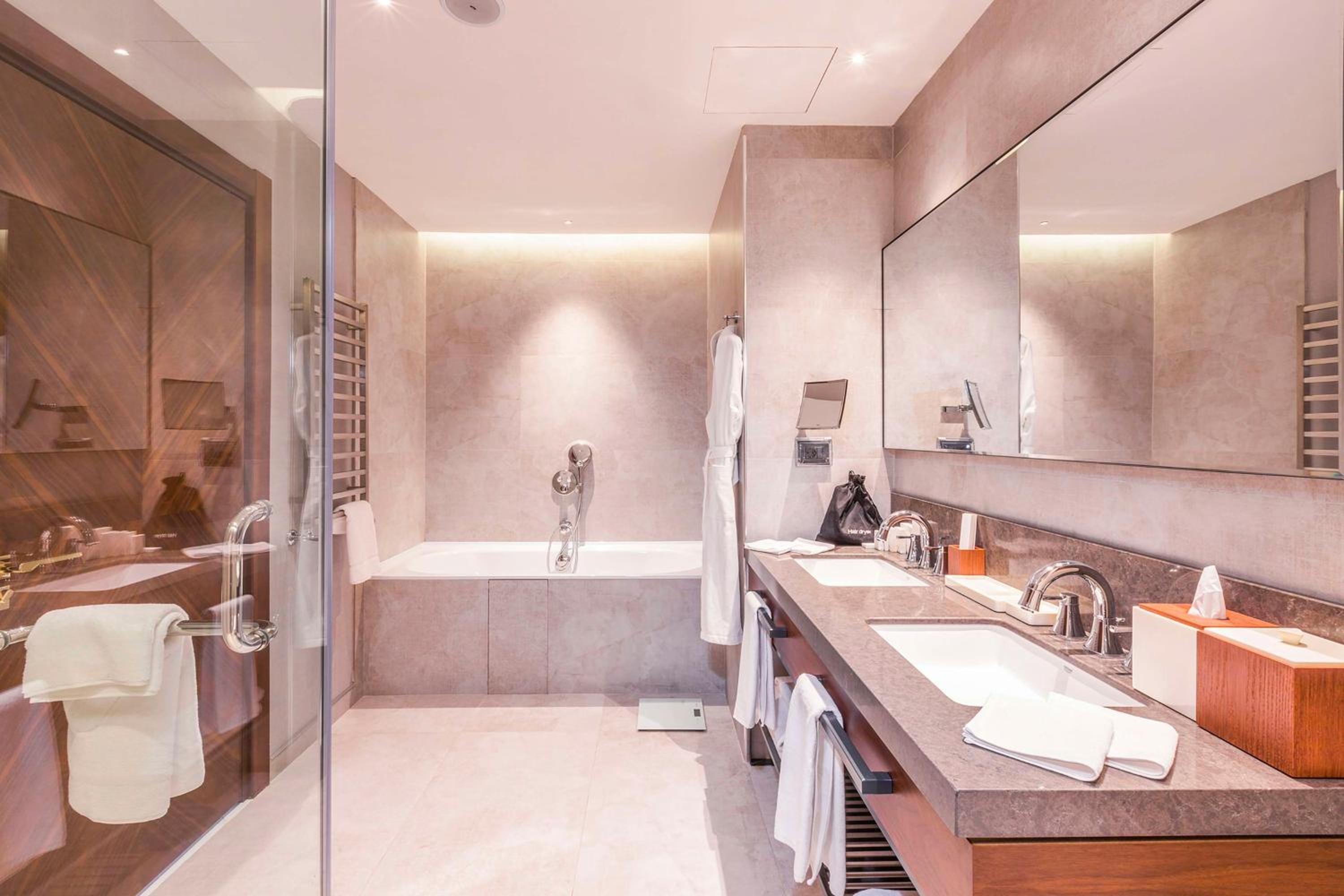 One-Bedroom King Suite - Photo 4