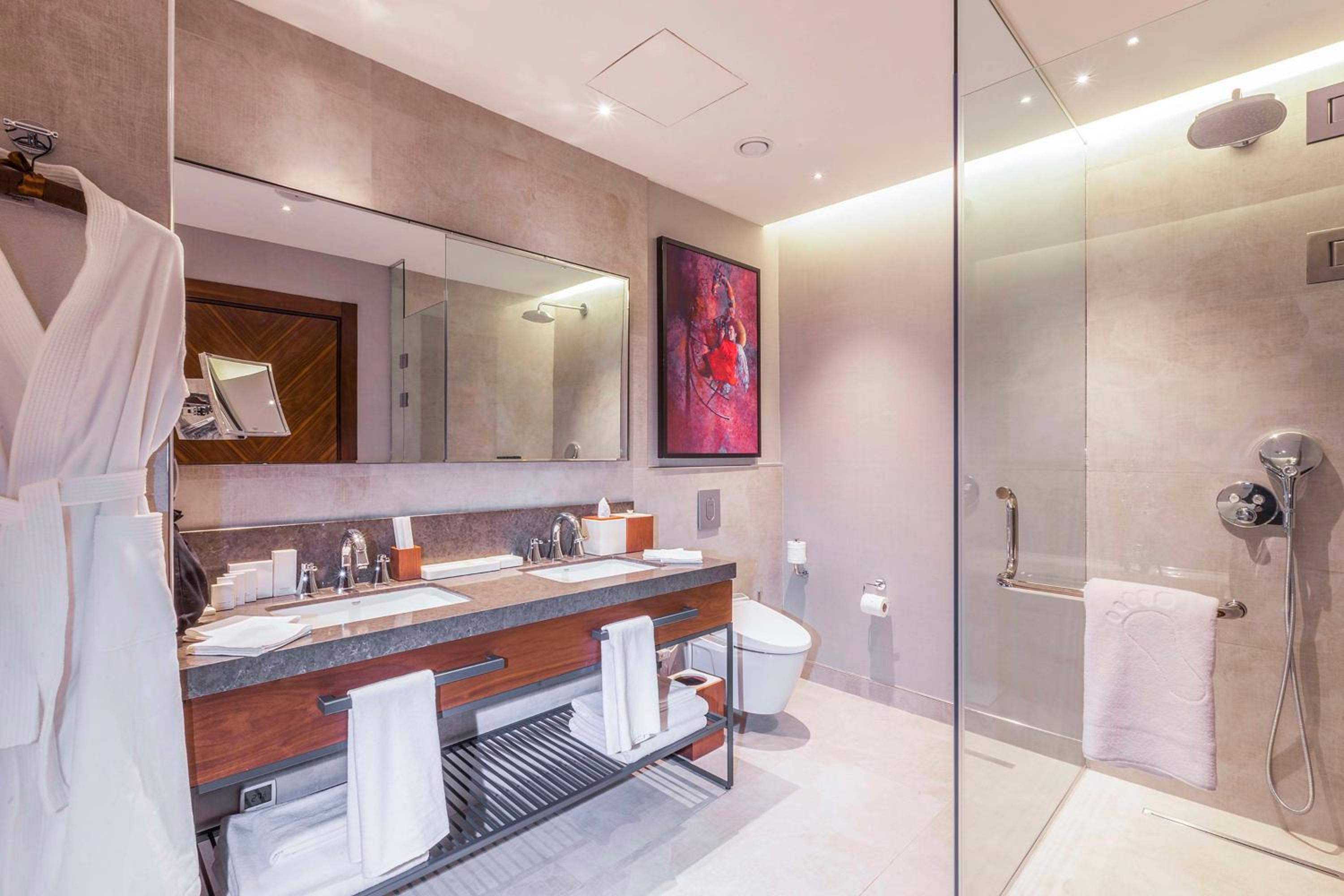 One-Bedroom King Suite - Photo 5