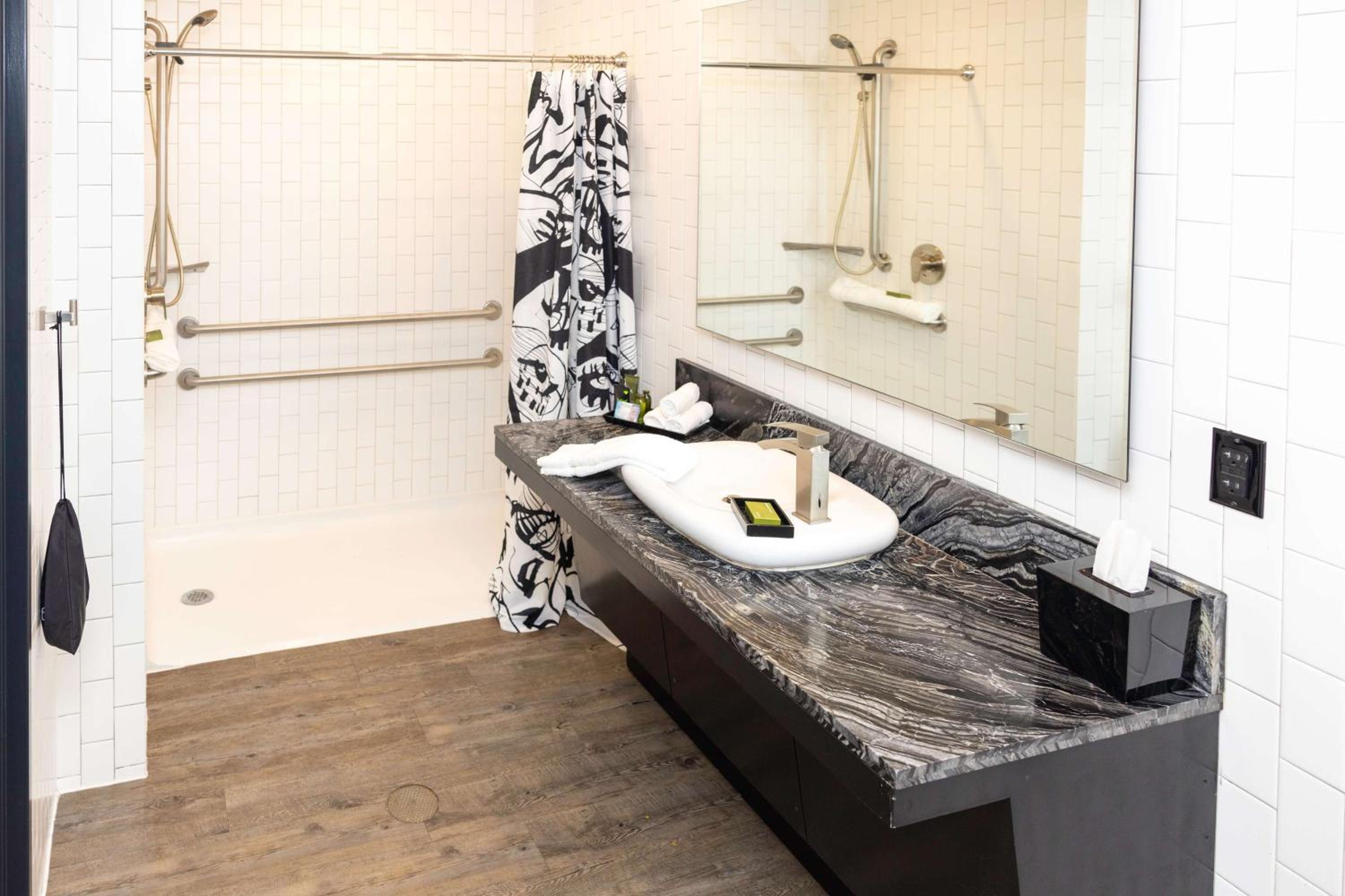 Corner King Room with Bath Tub - Mobility Accessible - Photo 2