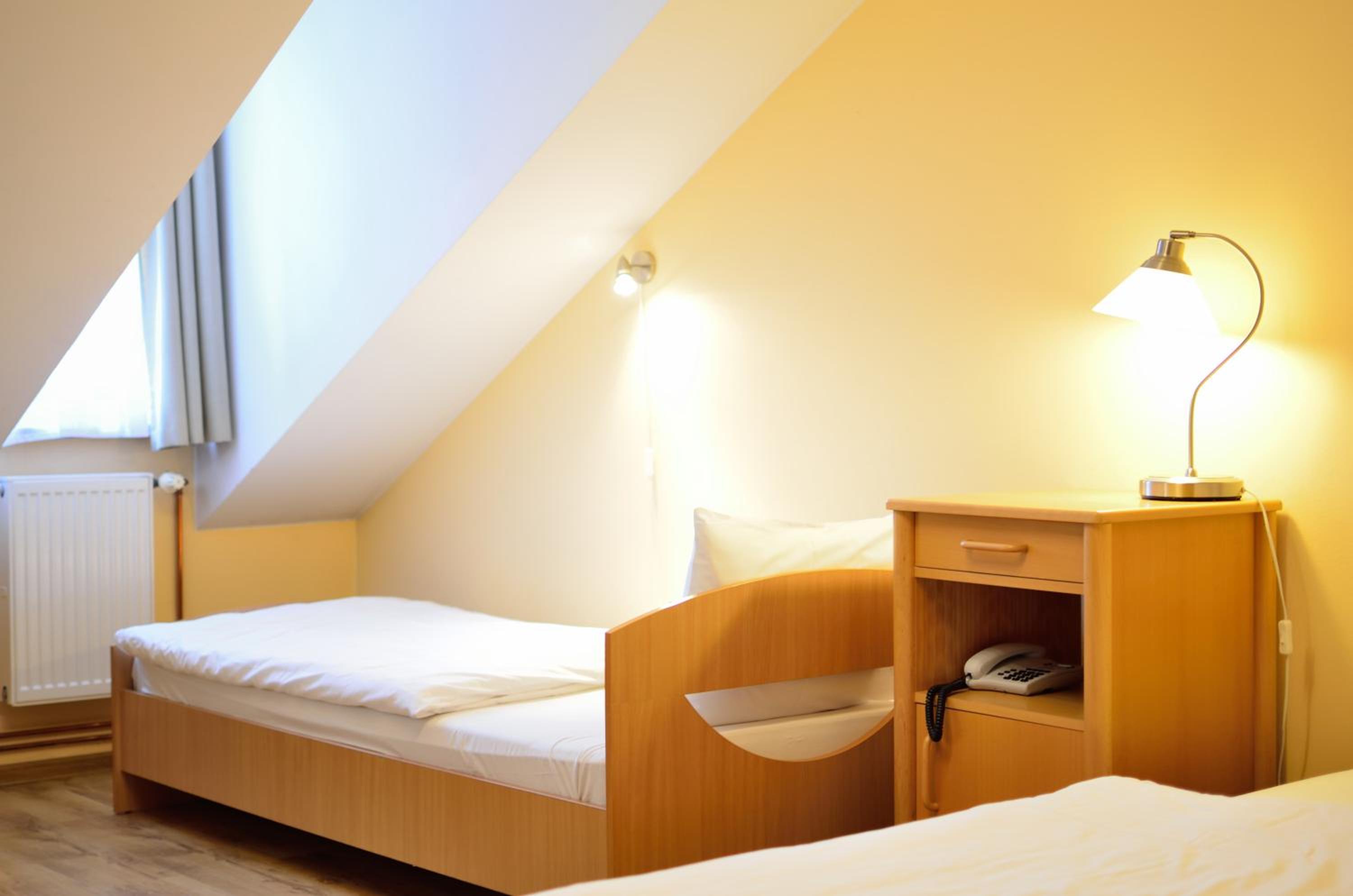 Economy Triple Room photo 3