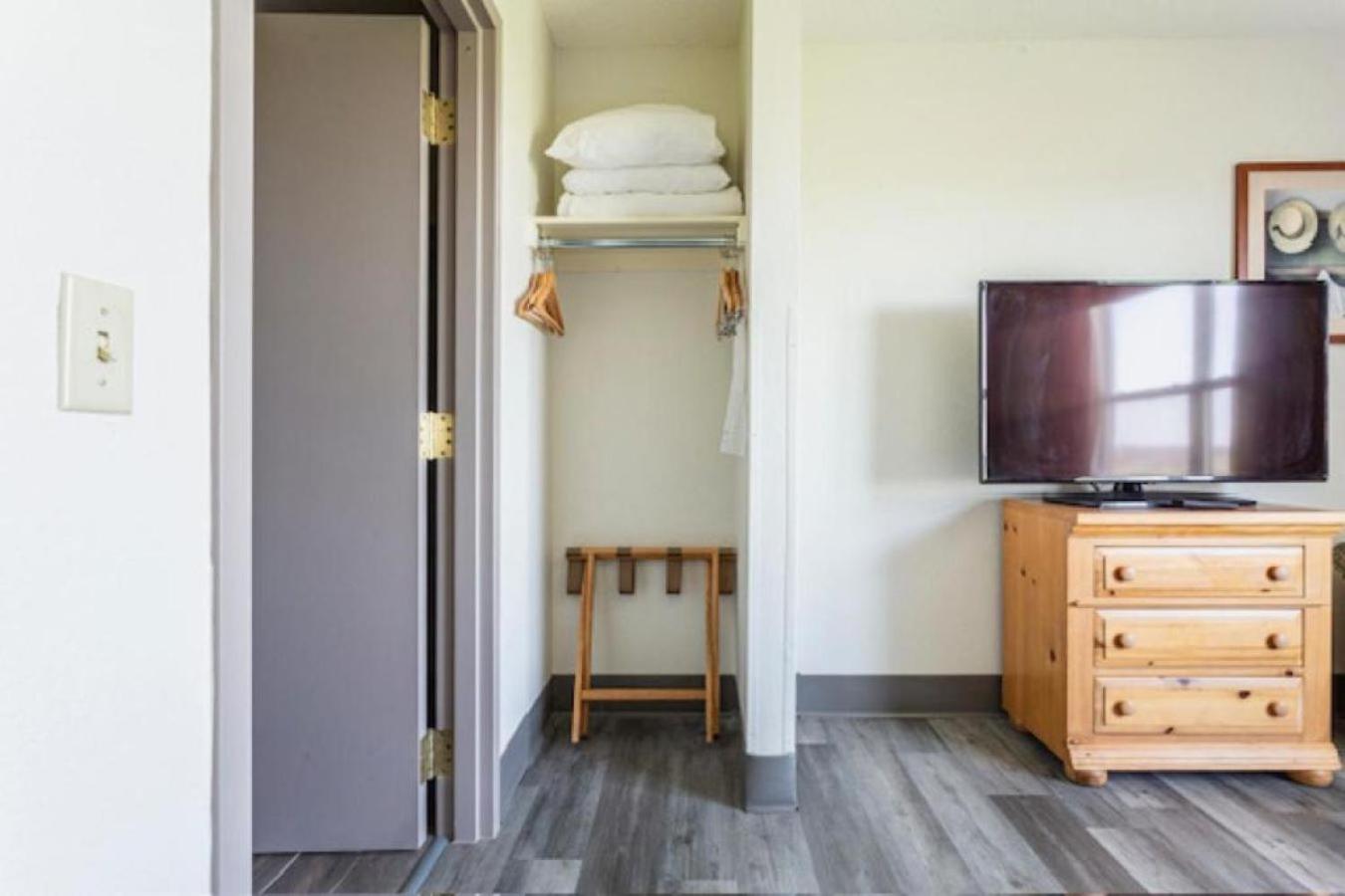 One-Bedroom Suite - Photo 2