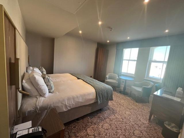 King Room with Side Sea View - Non-Smoking - Photo 1