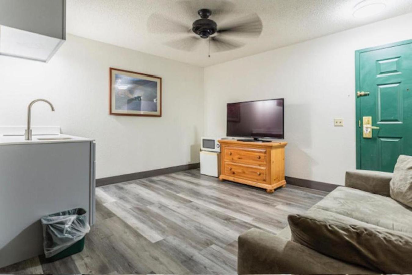 One-Bedroom Suite - Photo 3