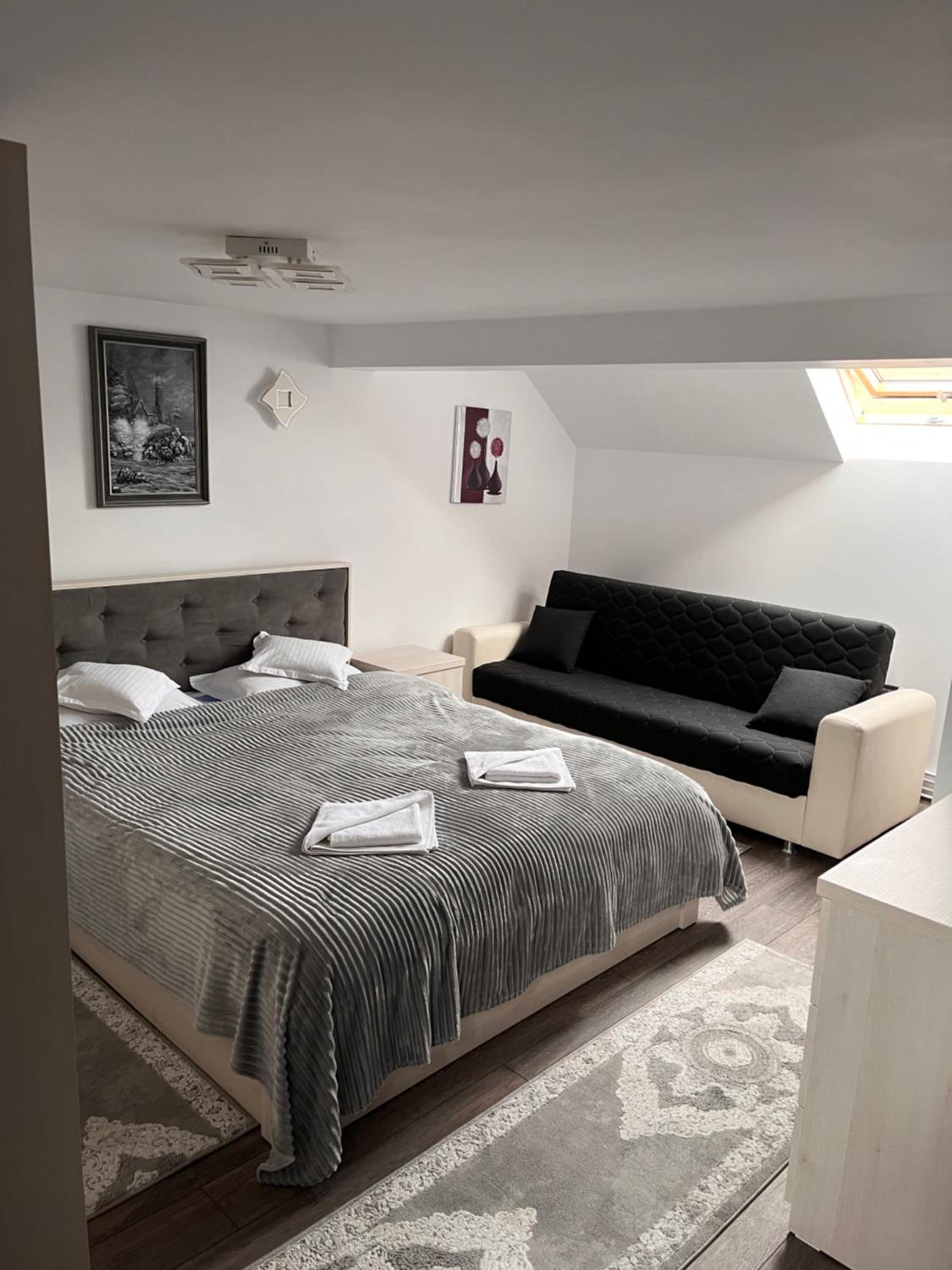 Double Room with Private Bathroom - Photo 1