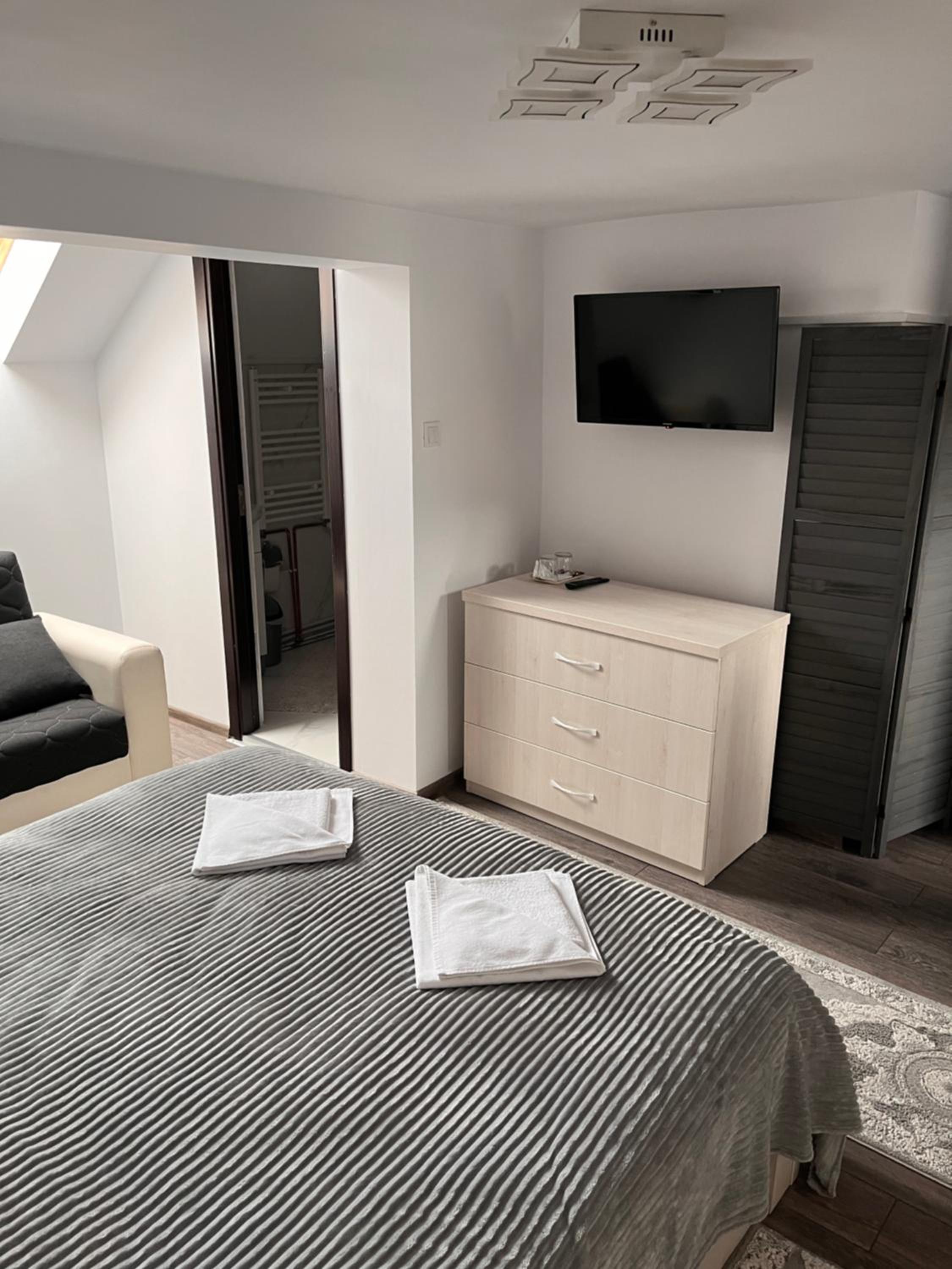 Double Room with Private Bathroom - Photo 4