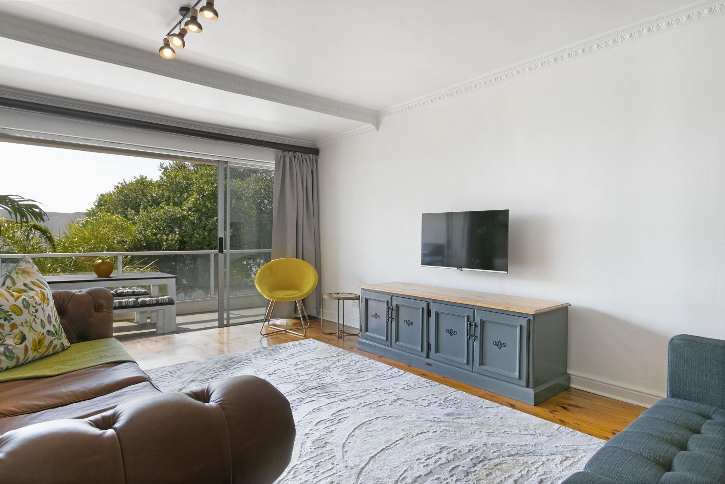 Three-Bedroom Apartment photo 2