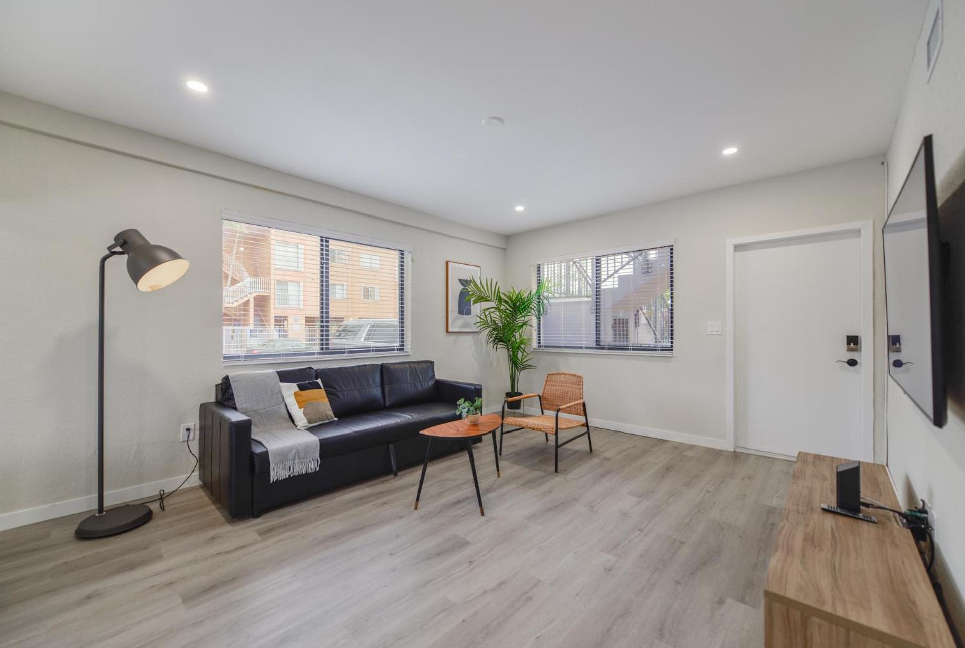 One-Bedroom Apartment photo 2