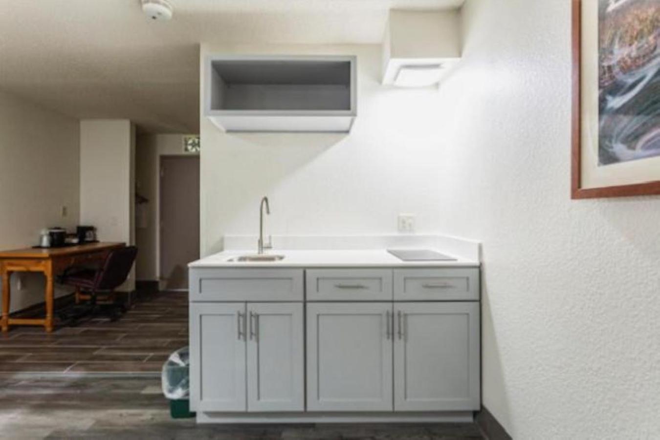 One-Bedroom Suite - Photo 7