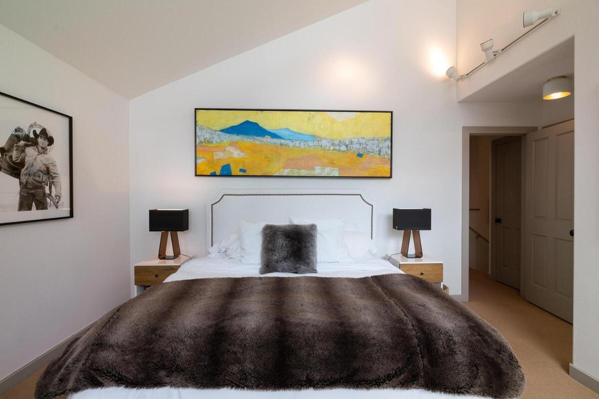 Three-Bedroom House photo 2