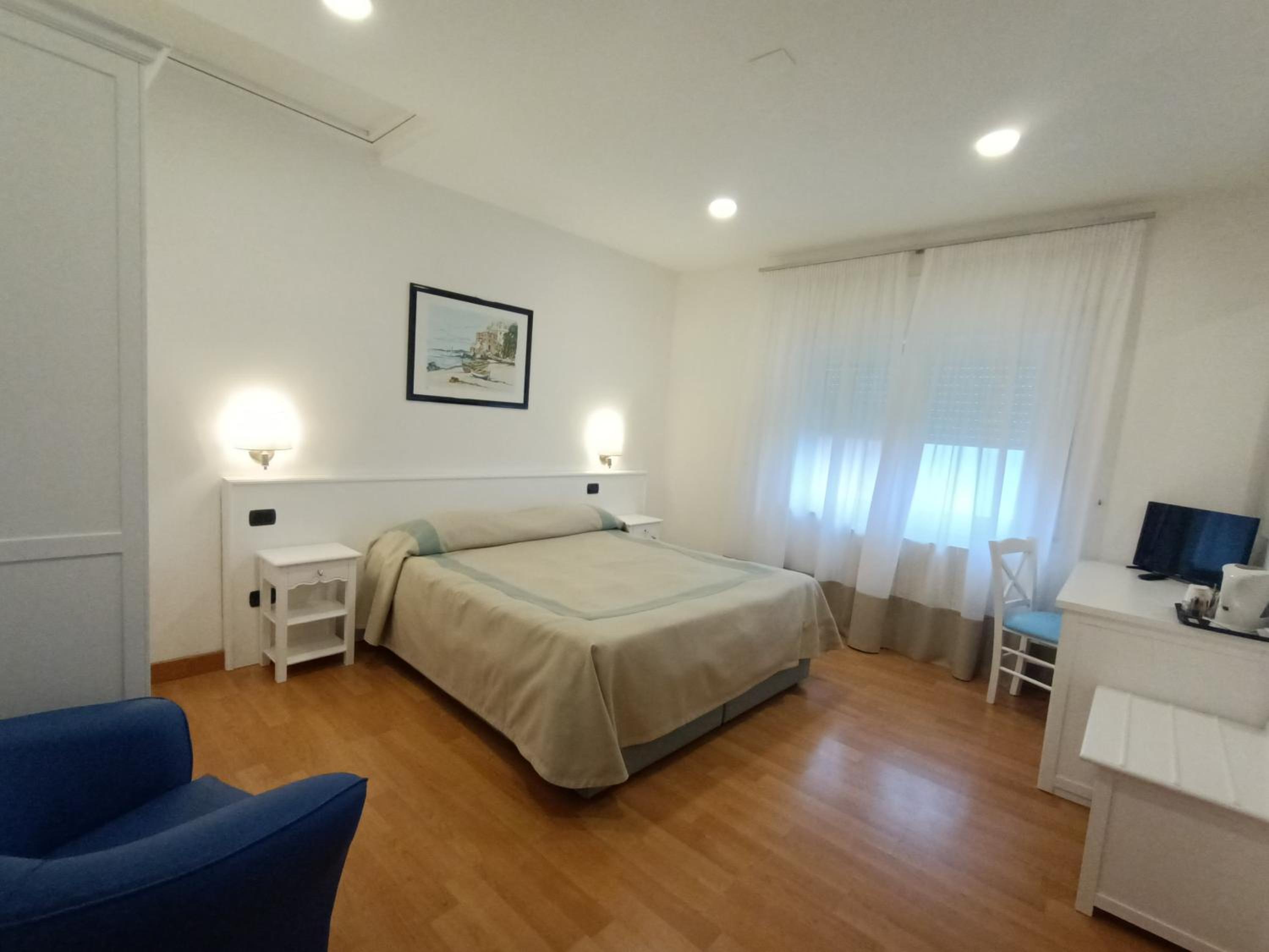 Double or Twin Room with Sea View photo 2