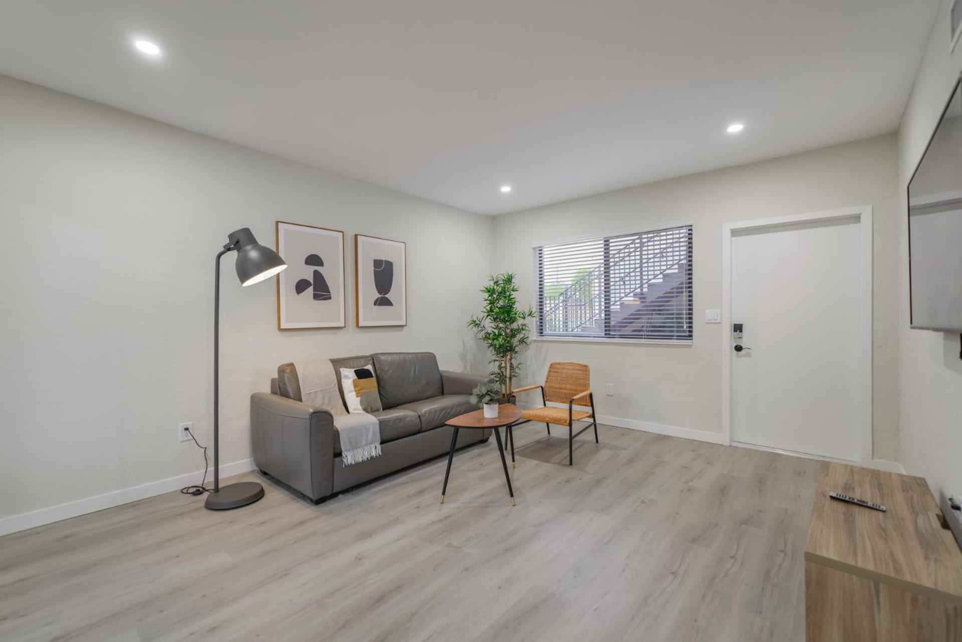 One-Bedroom Apartment photo 1