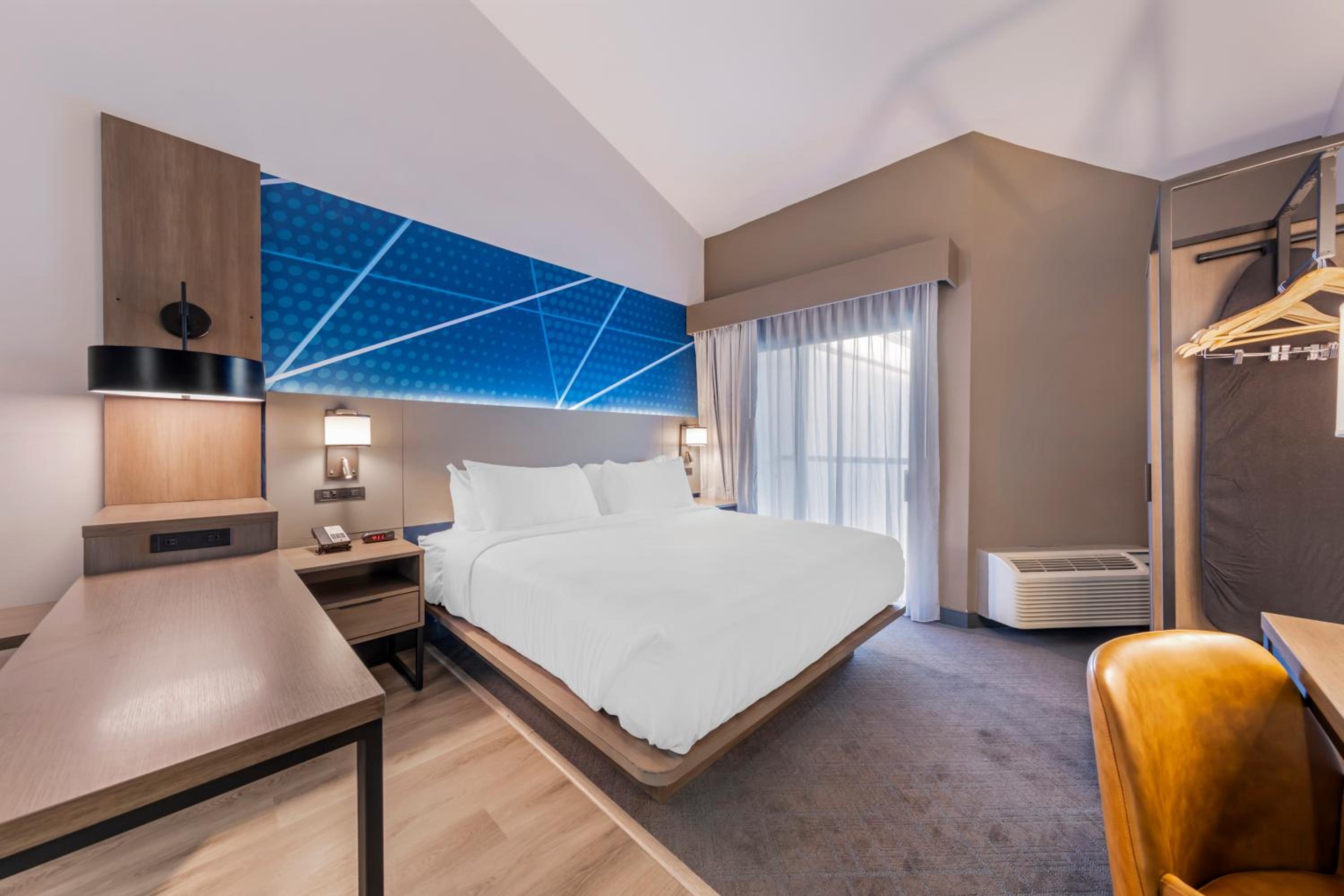 Standard Room, 1 King Bed, Non Smoking, Balcony - Photo 3