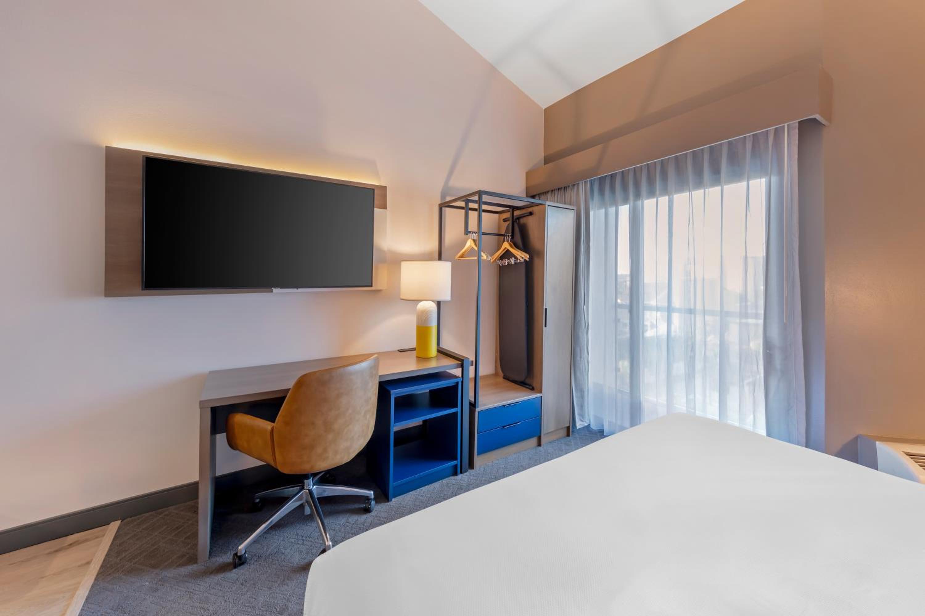 Suite, 1 King Bed with Sofa Bed, Non Smoking, Balcony - Photo 6