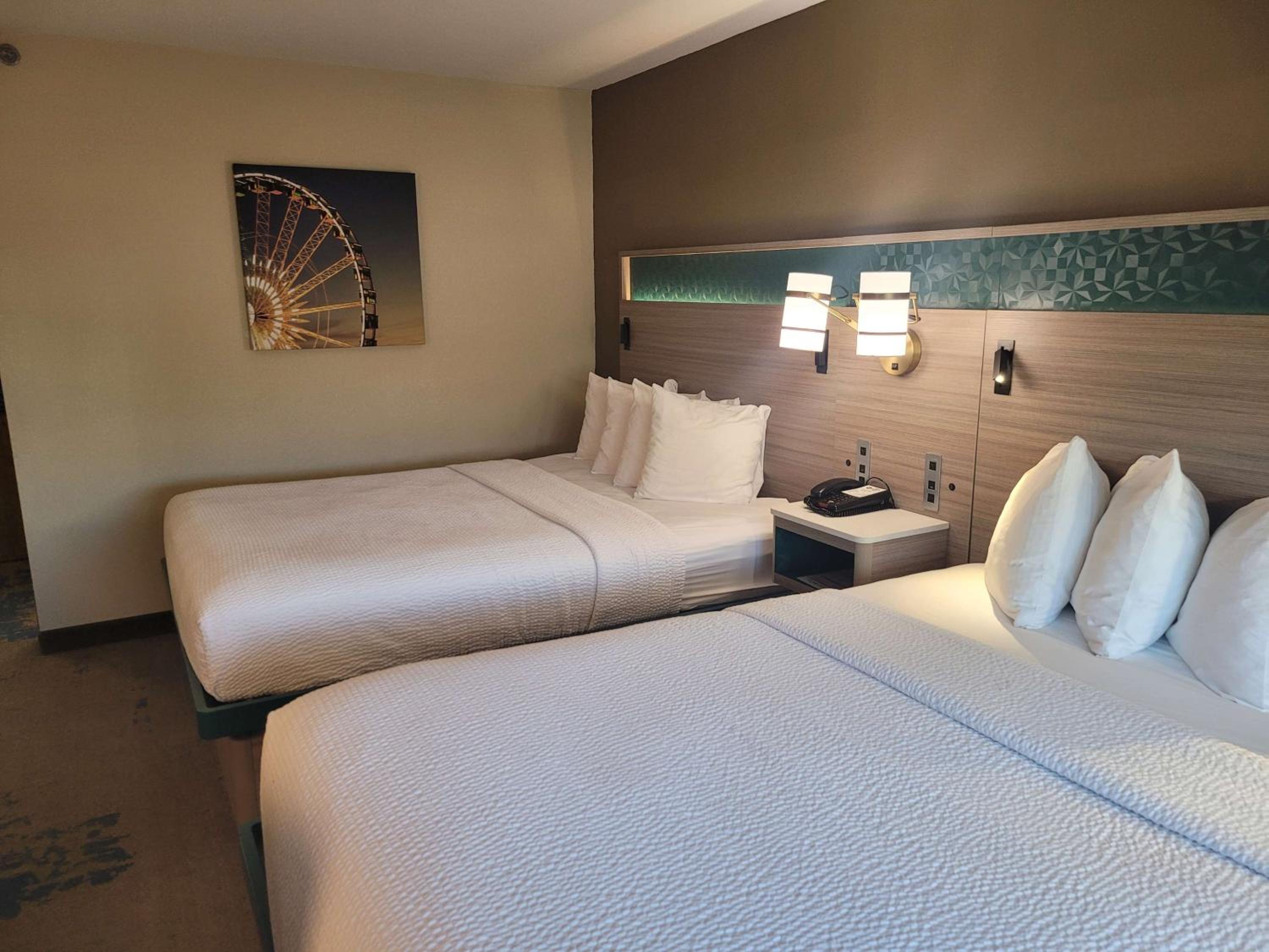 Queen Room with Two Queen Beds - Non-Smoking photo 2