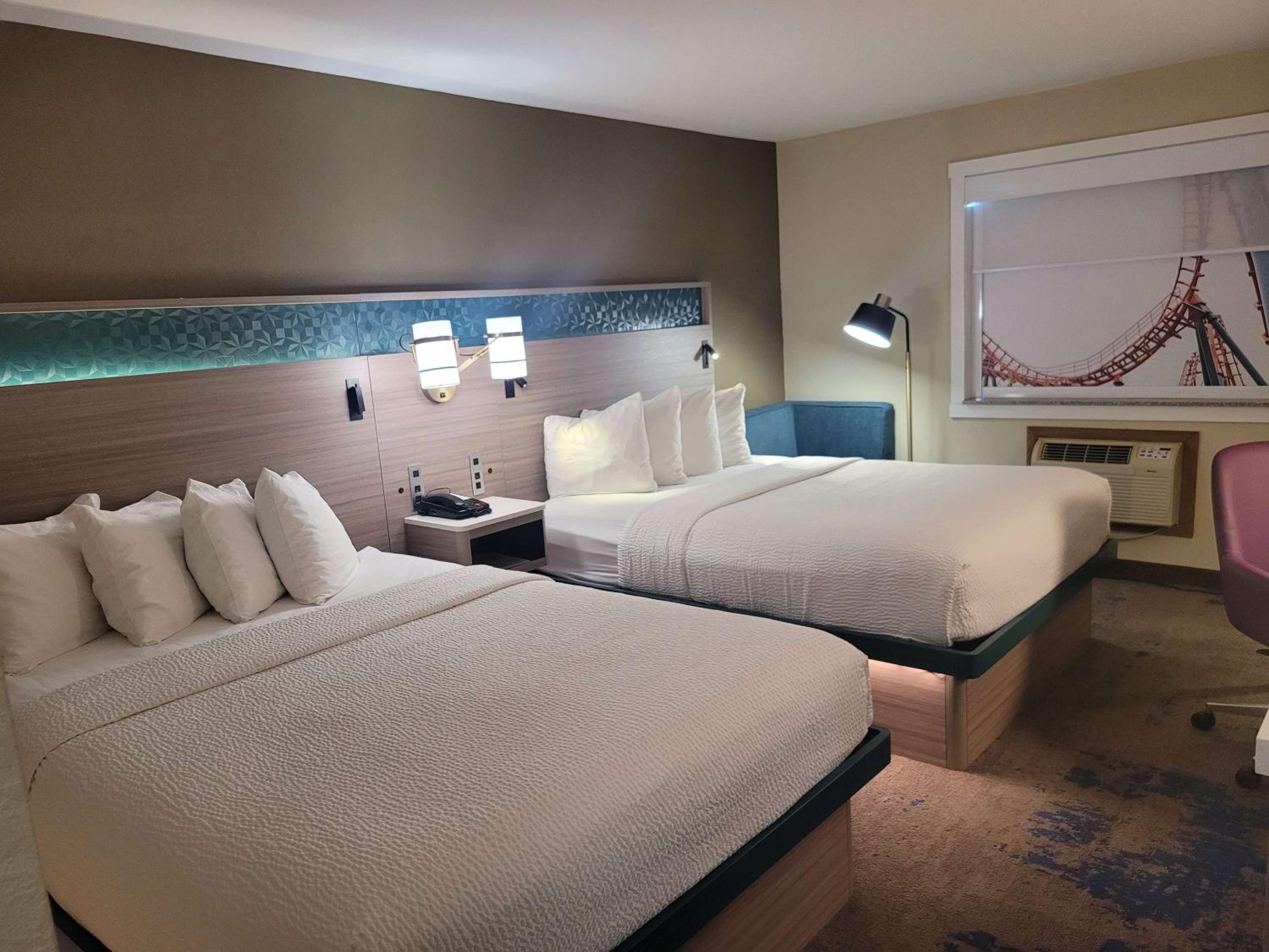 Queen Room with Two Queen Beds - Non-Smoking photo 1