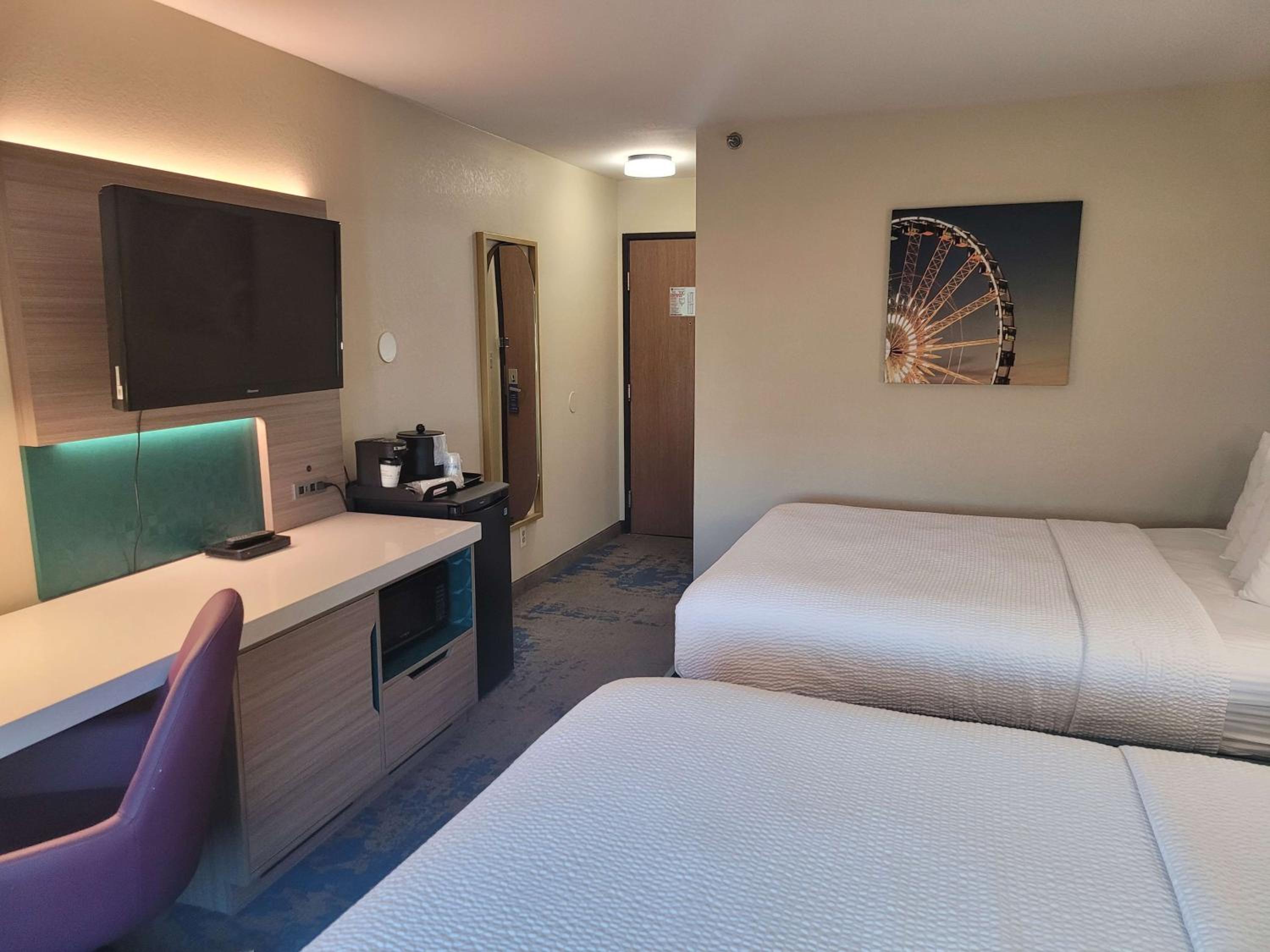 Queen Room with Two Queen Beds and Bath Tub - Disability Access/Non-Smoking  photo 3