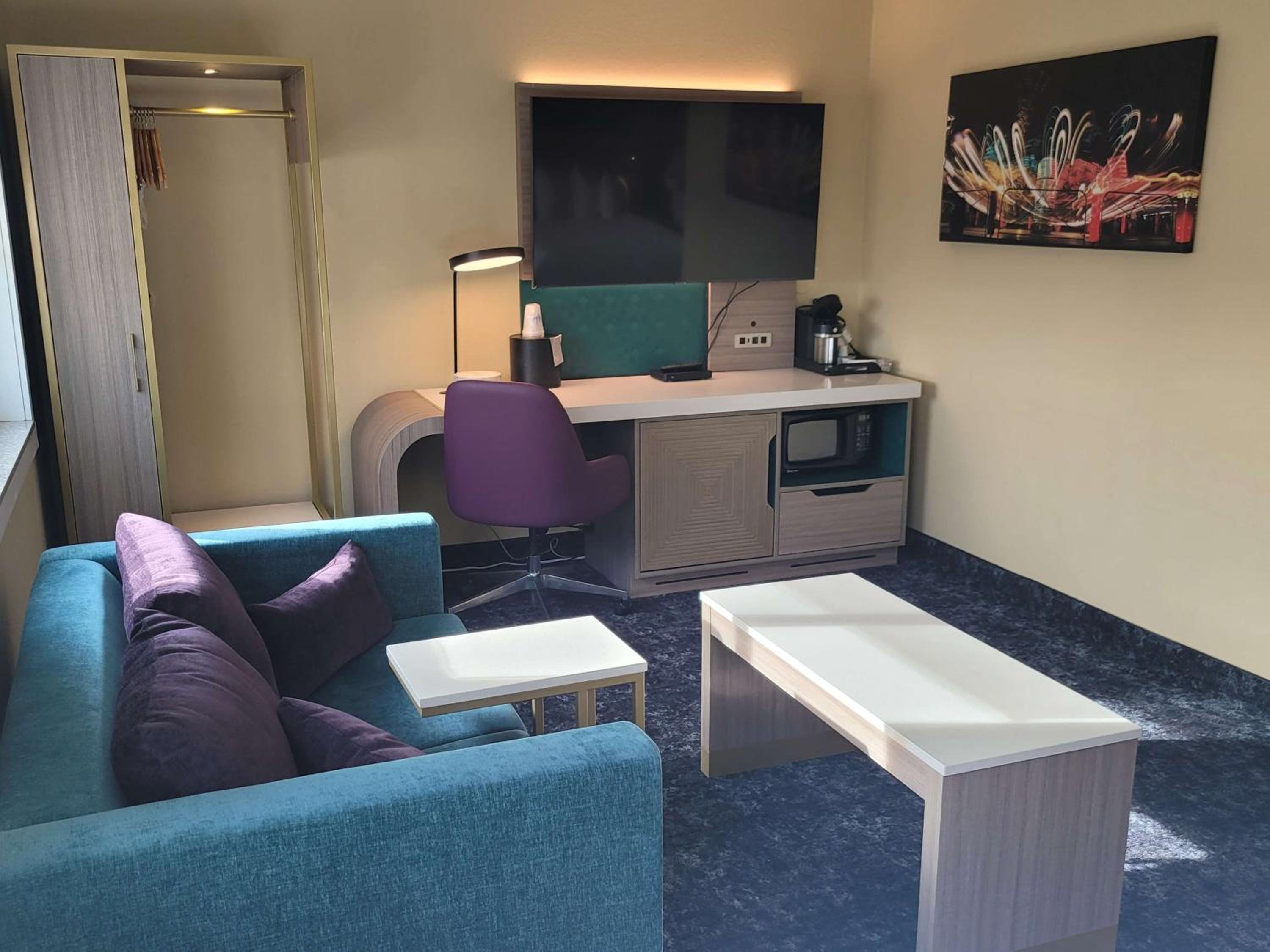 Queen Room with Two Queen Beds and Sofa Bed - Non-Smoking photo 3