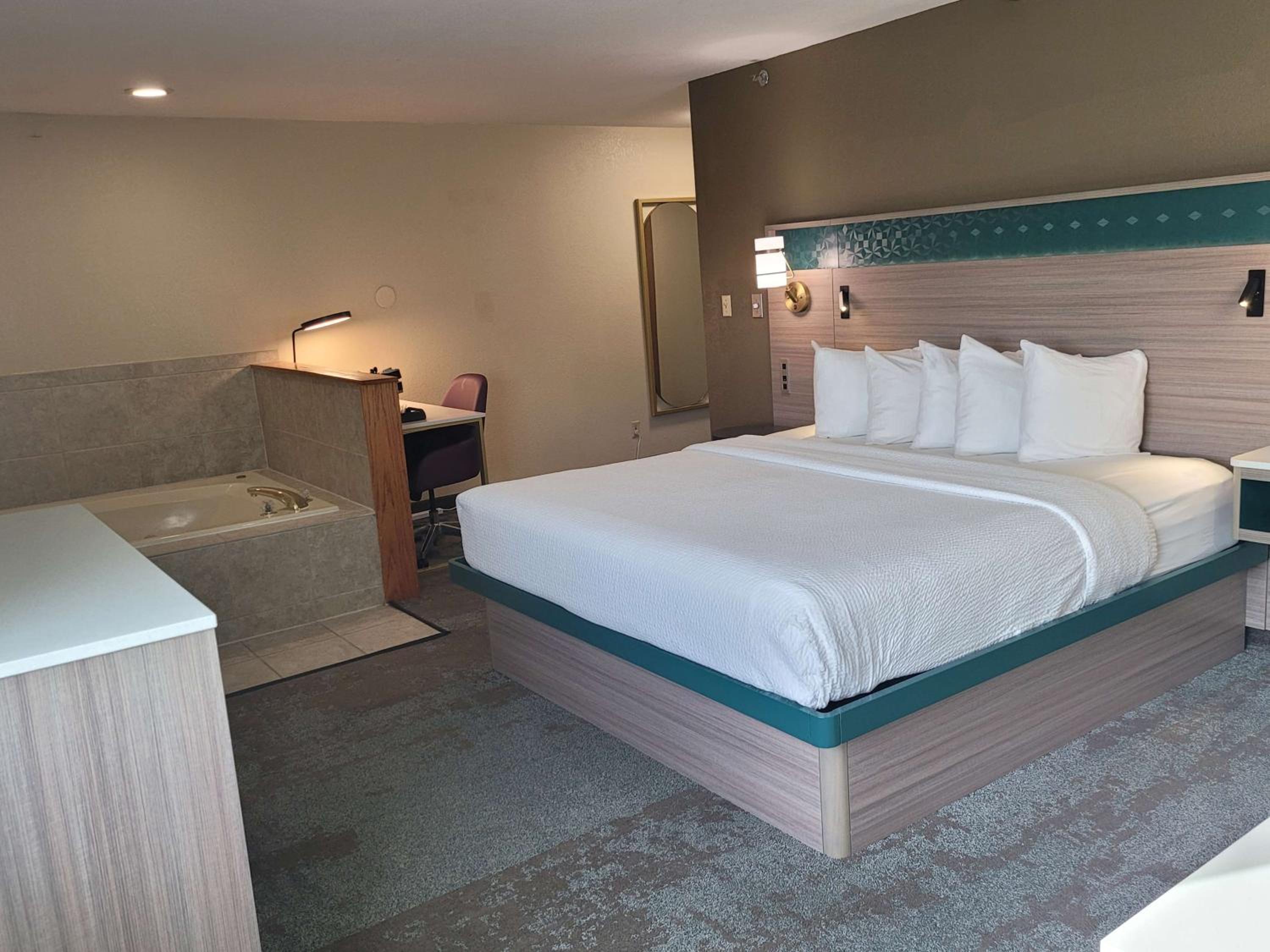 King Room with Sofa Bed and Spa Bath photo 1