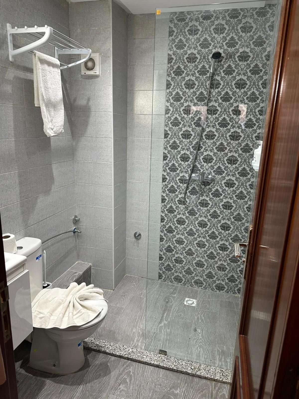 Deluxe Suite with Sea View - Photo 9