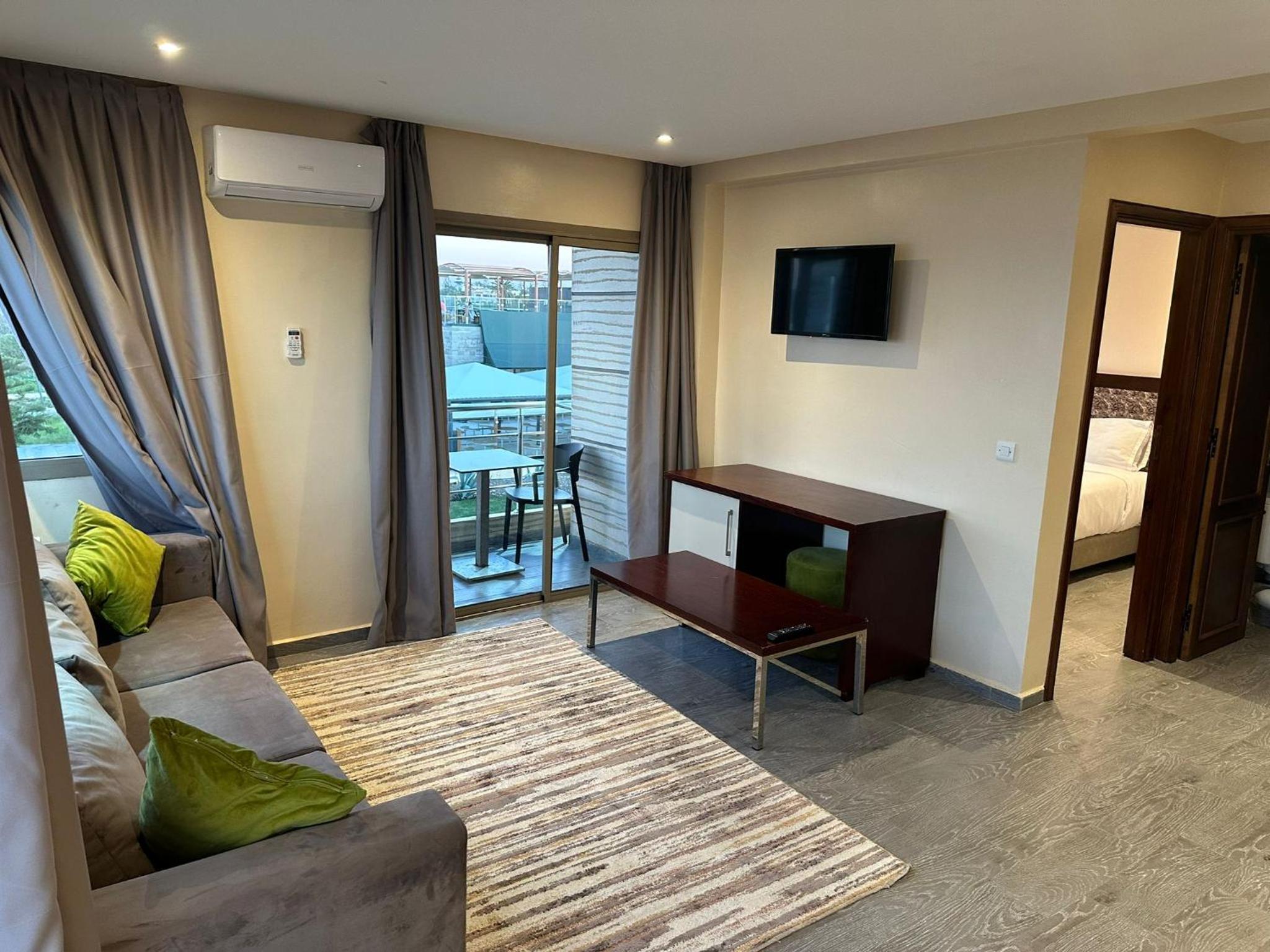 Deluxe Suite with Sea View - Photo 14
