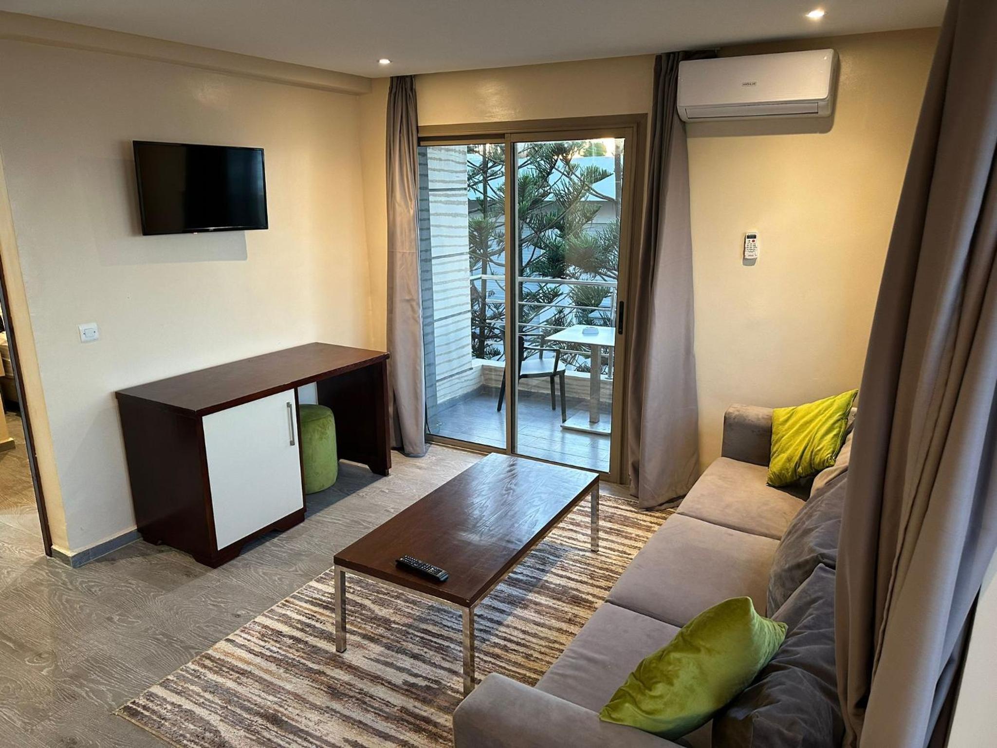 Deluxe Suite with Sea View - Photo 11