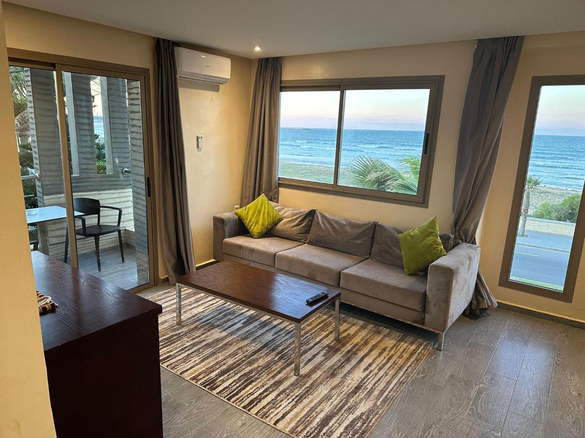 Deluxe Suite with Sea View - Photo 4