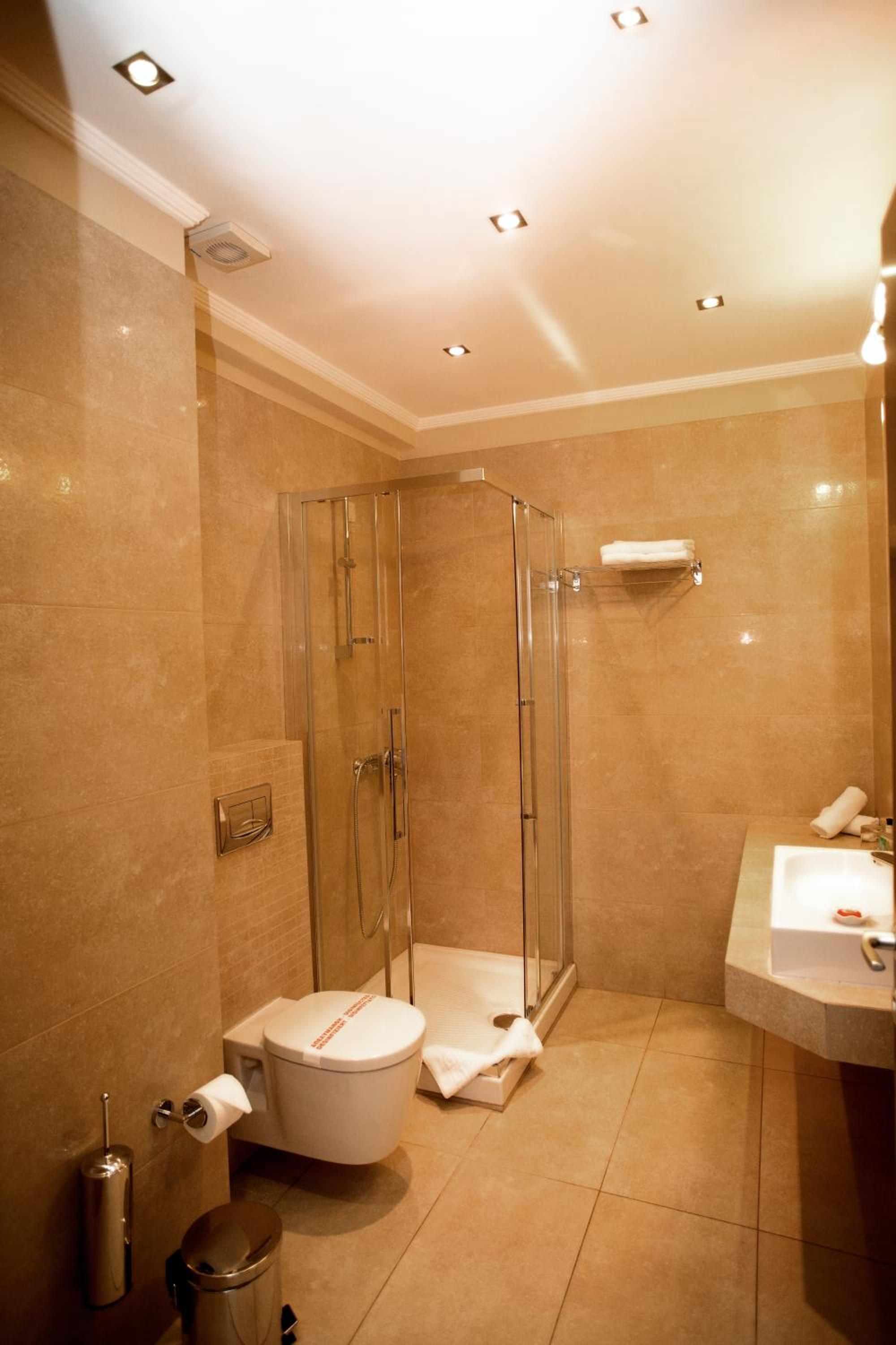 Deluxe Suite with Lake View - Photo 4