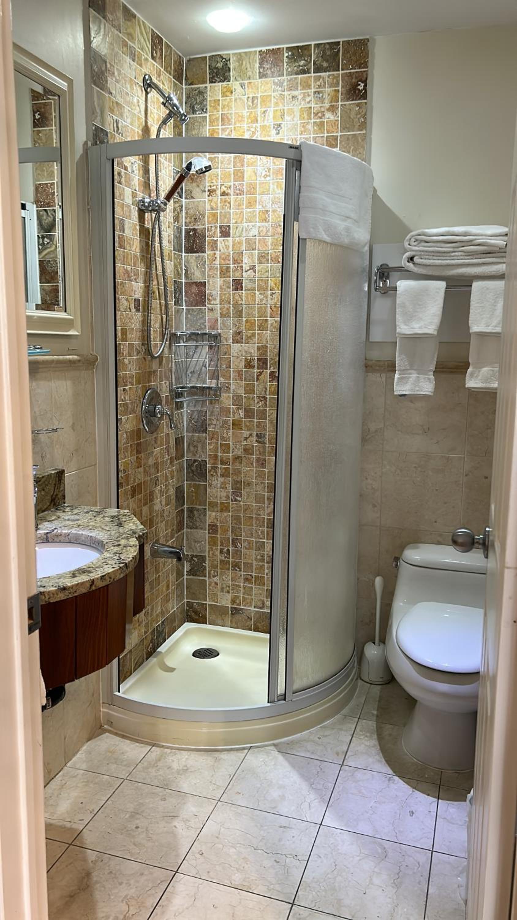 Deluxe Queen Suite