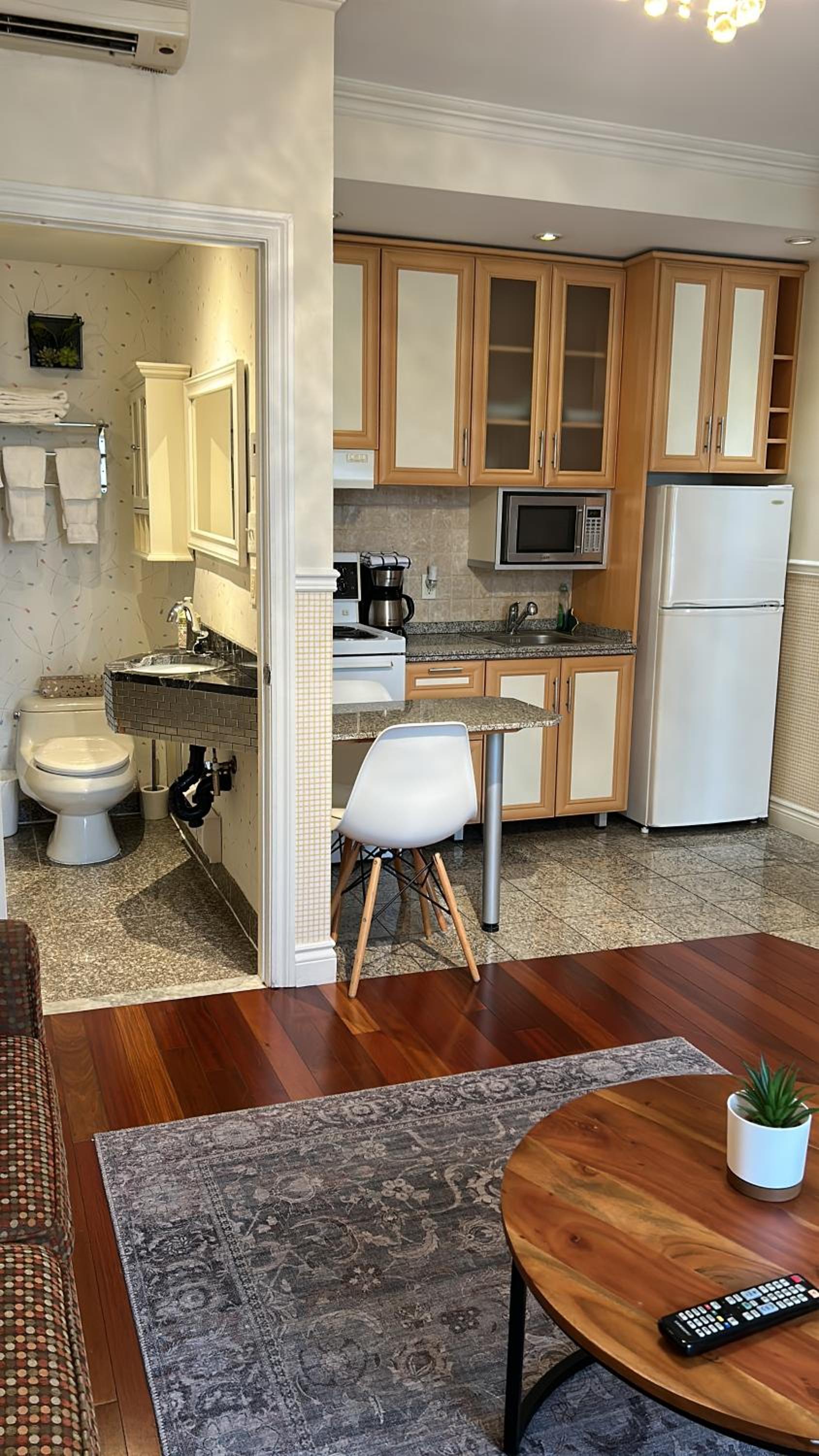 Deluxe King Suite - Photo 22