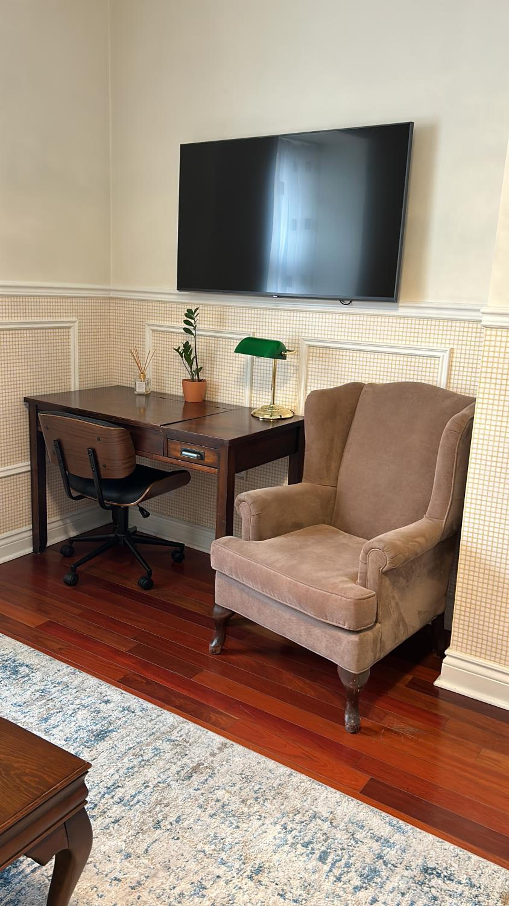 Deluxe Queen Suite