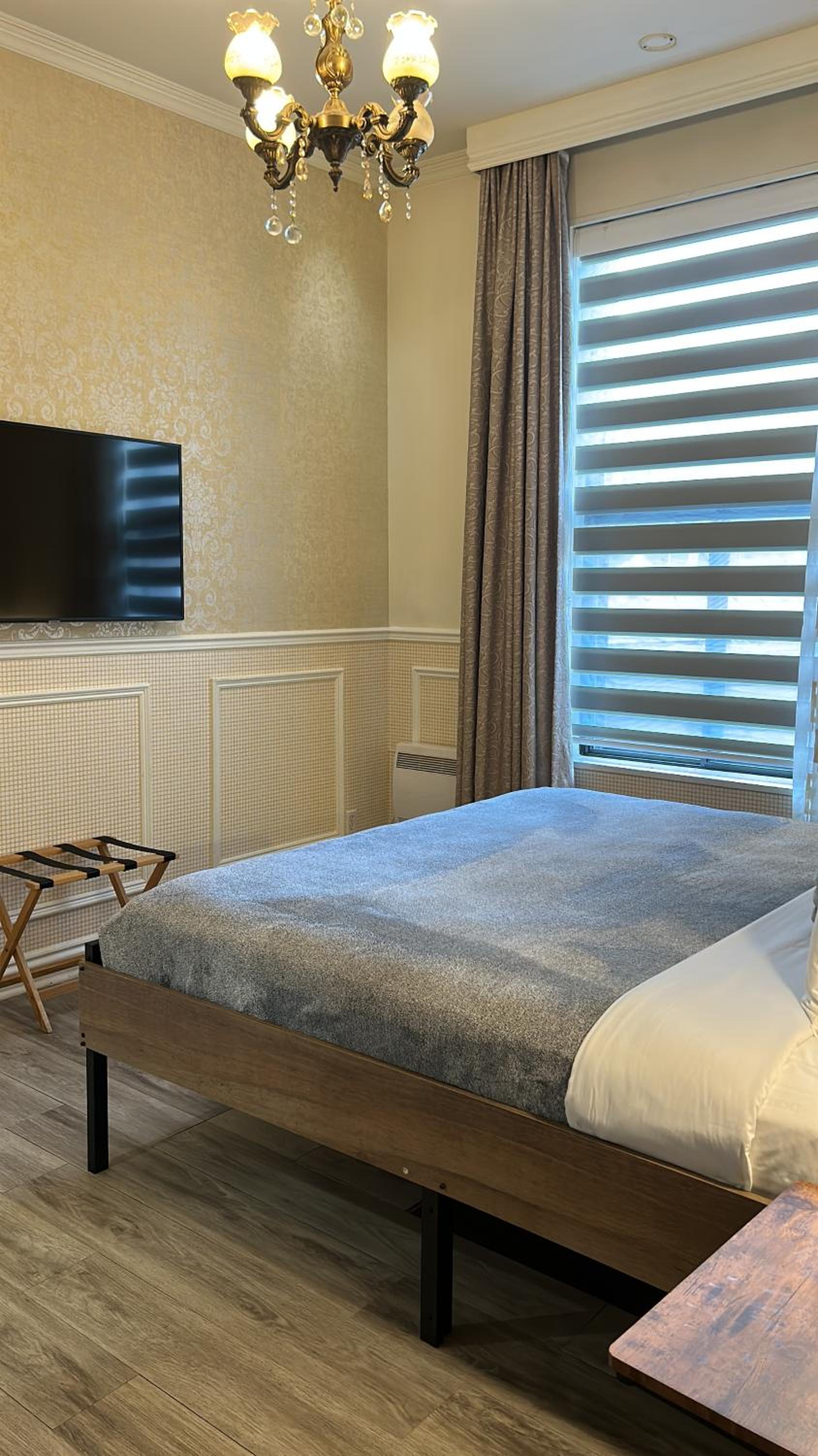 Deluxe Suite - Photo 9