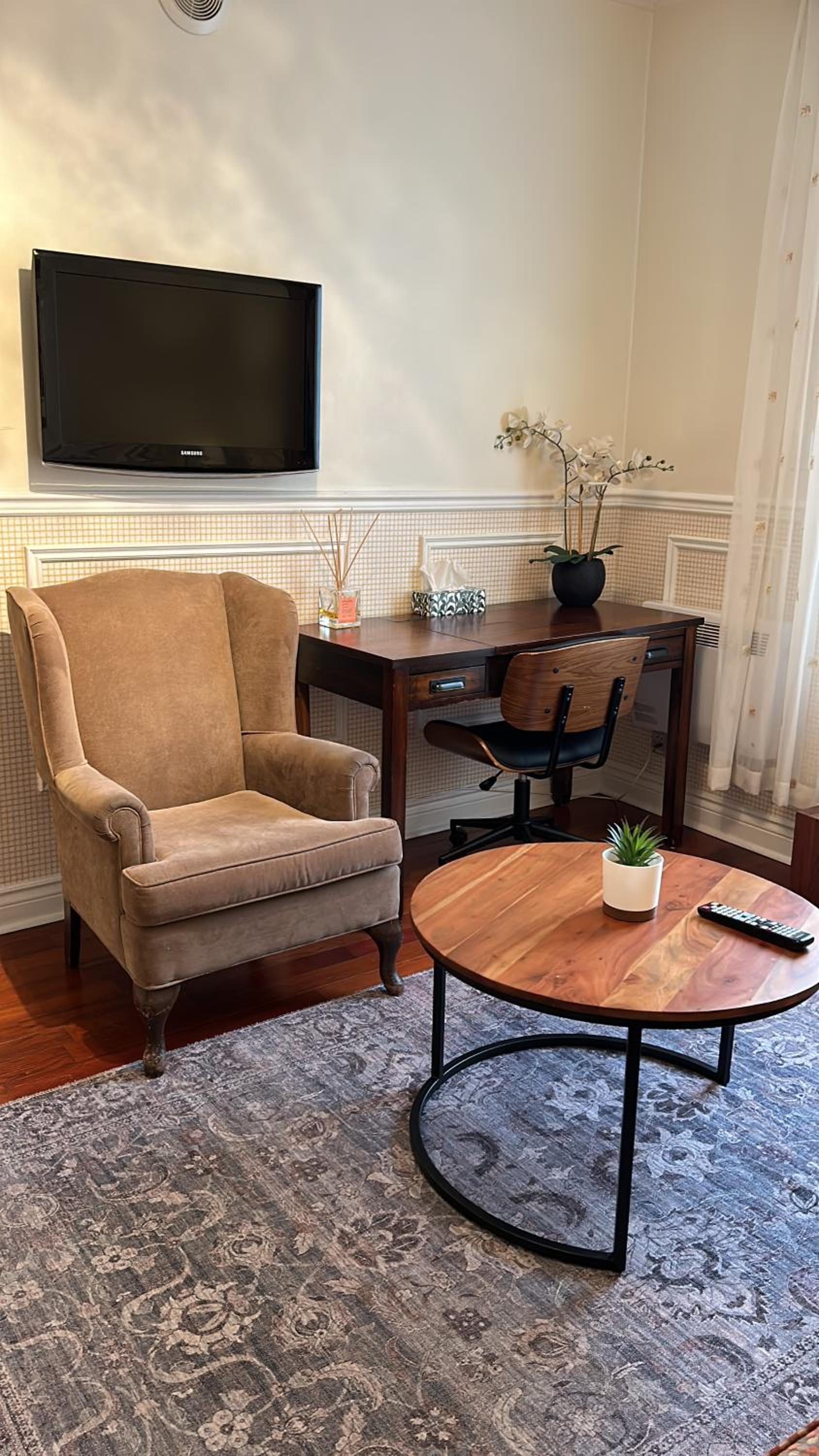Deluxe King Suite - Photo 13