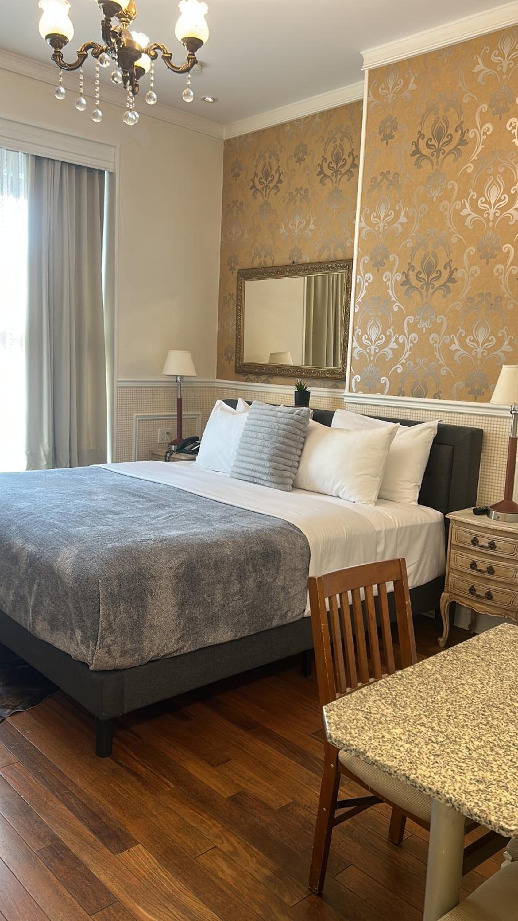 Deluxe Suite - Photo 22