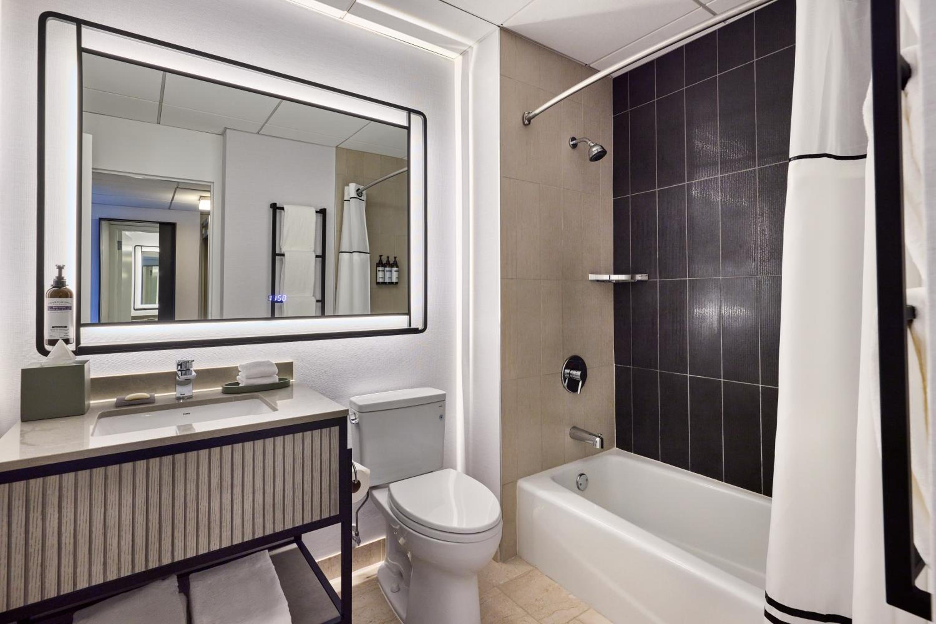 Queen Room with Two Queen Beds - High Floor - Photo 3