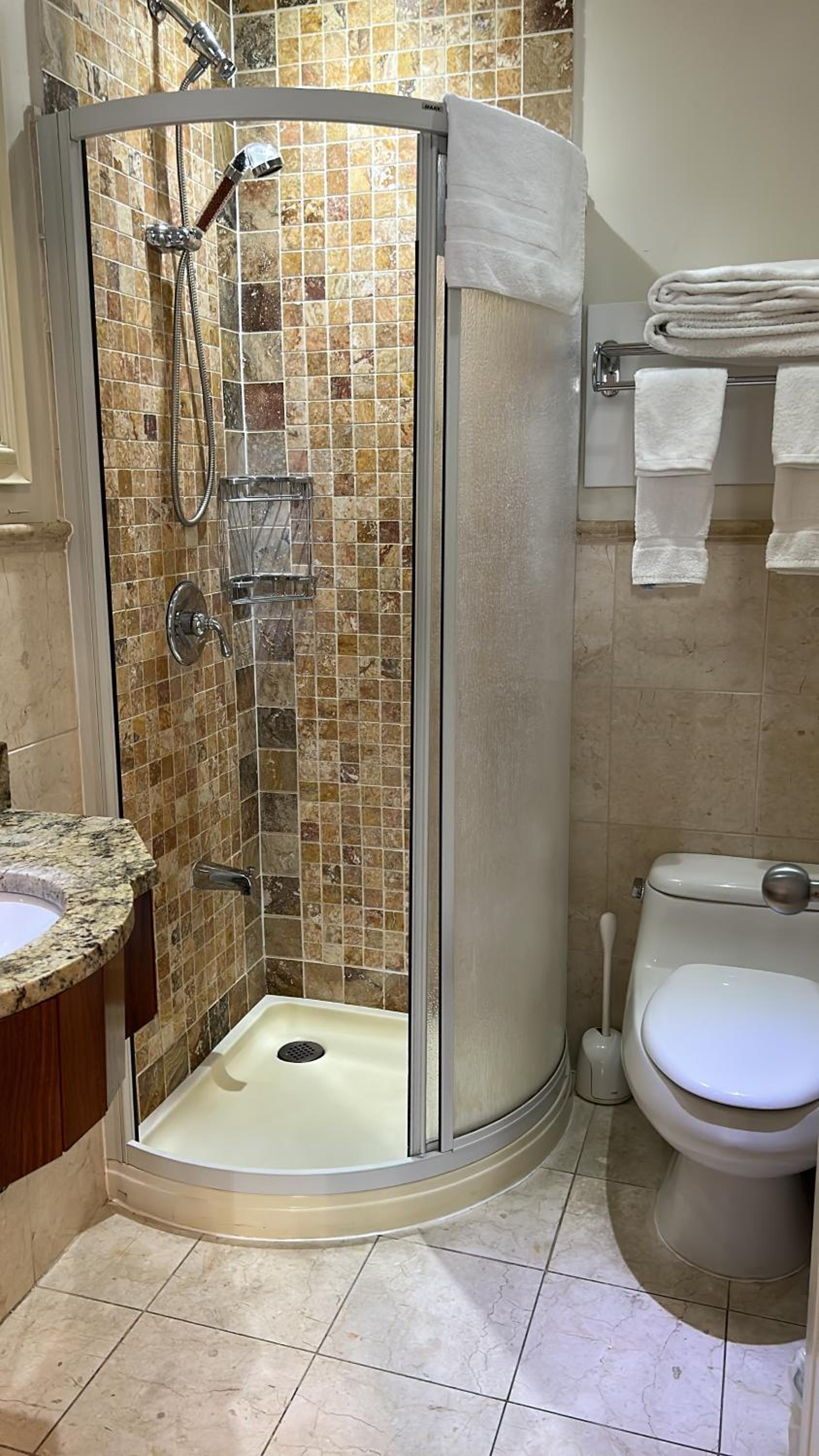 Deluxe Queen Suite