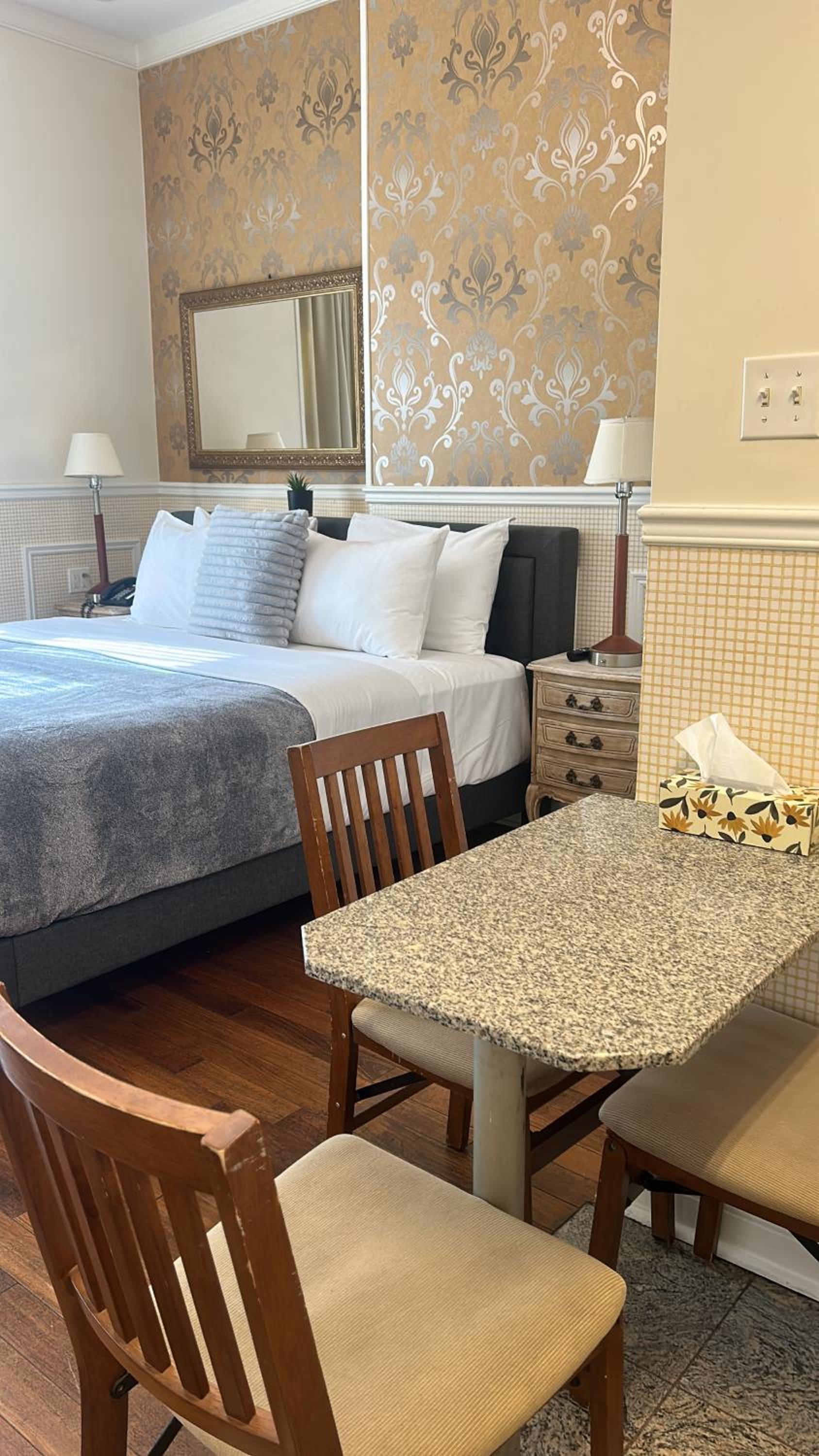 Deluxe Suite - Photo 7