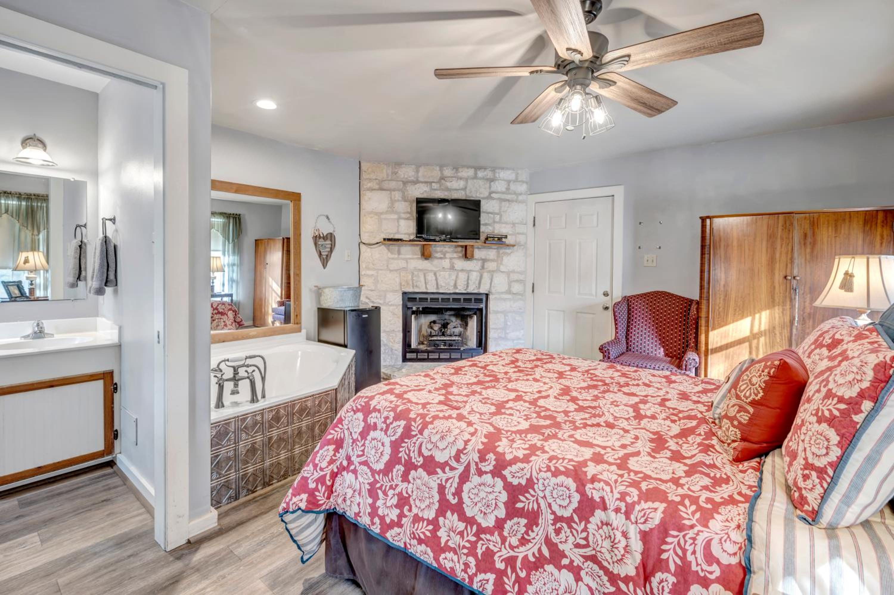 Deluxe Queen Room with Fireplace and Spa Bath
