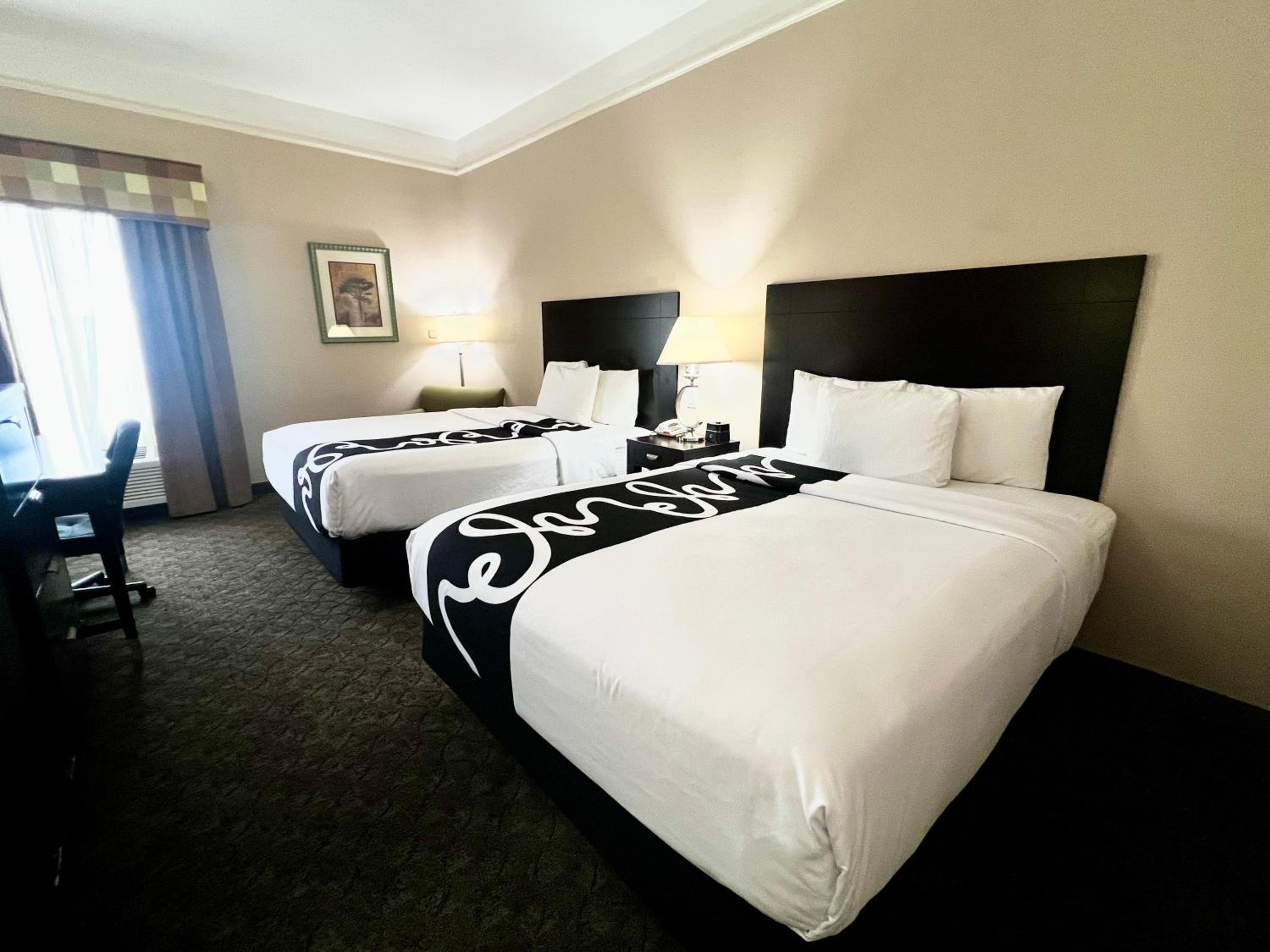 Deluxe Queen Room with Two Queen Beds - Photo 3