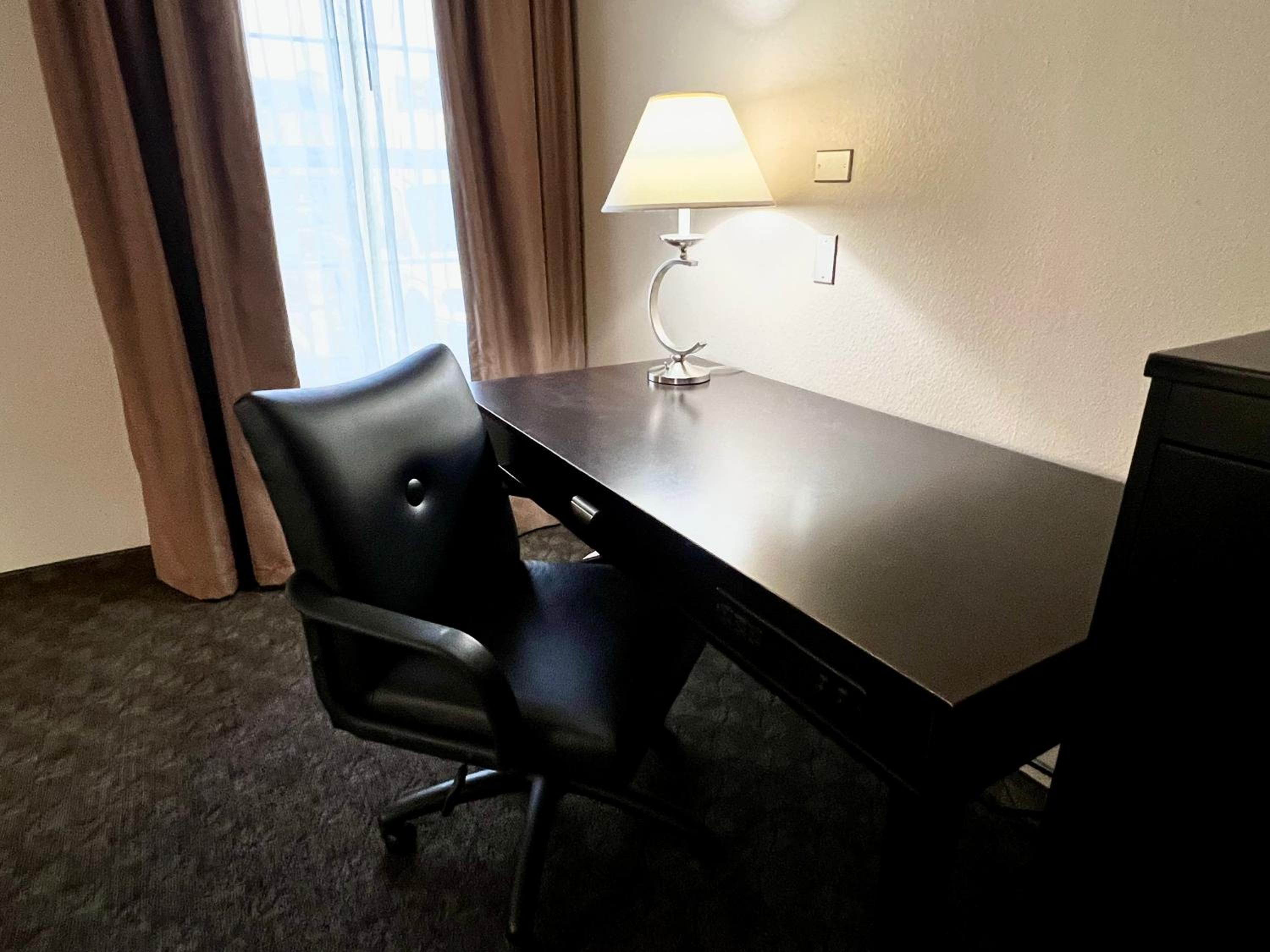 Deluxe Queen Room with Two Queen Beds - Photo 4