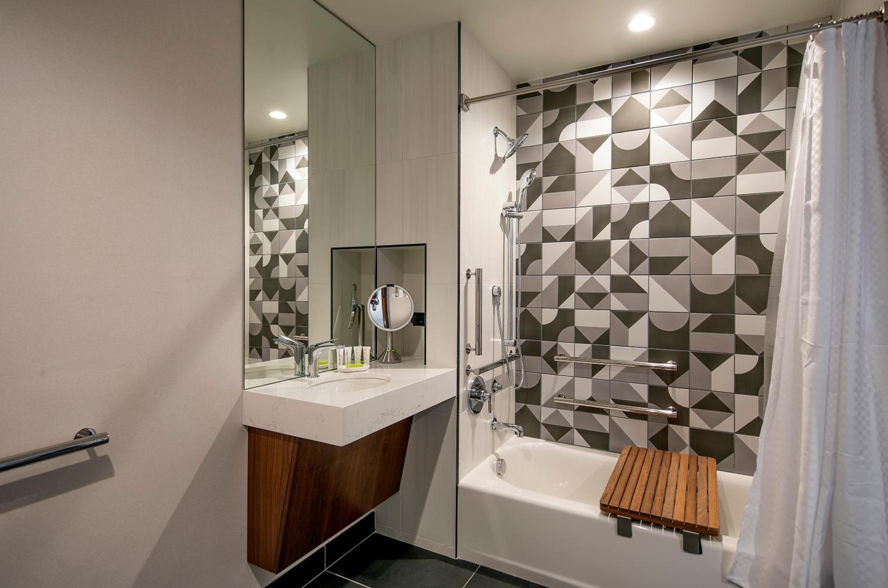 Classic King Room with Adapted Tub - Mobility Accessible - Photo 2