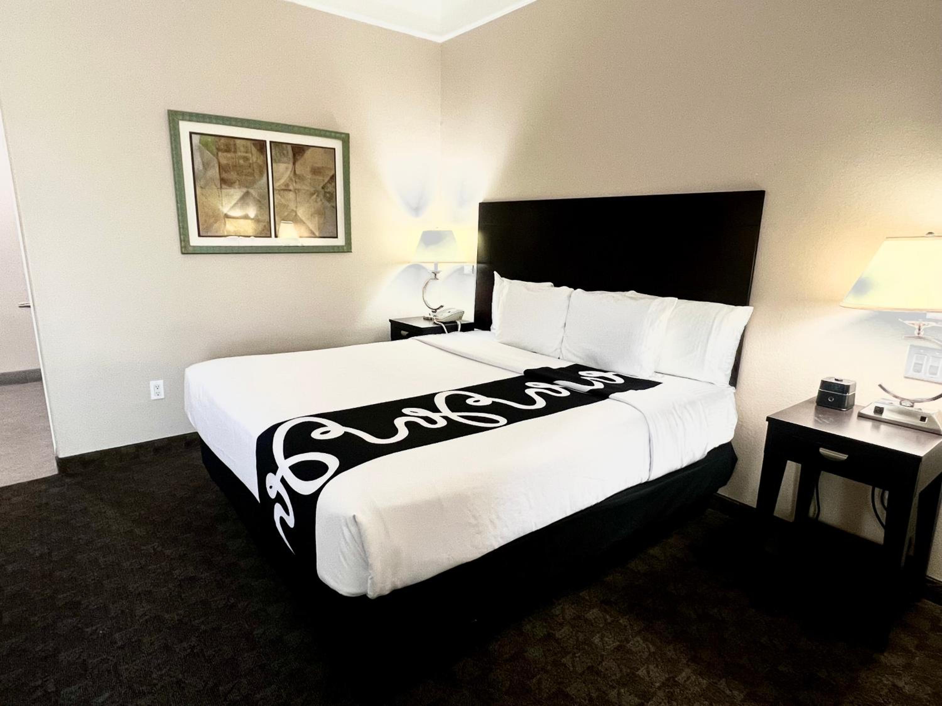 Deluxe King Room - Photo 2