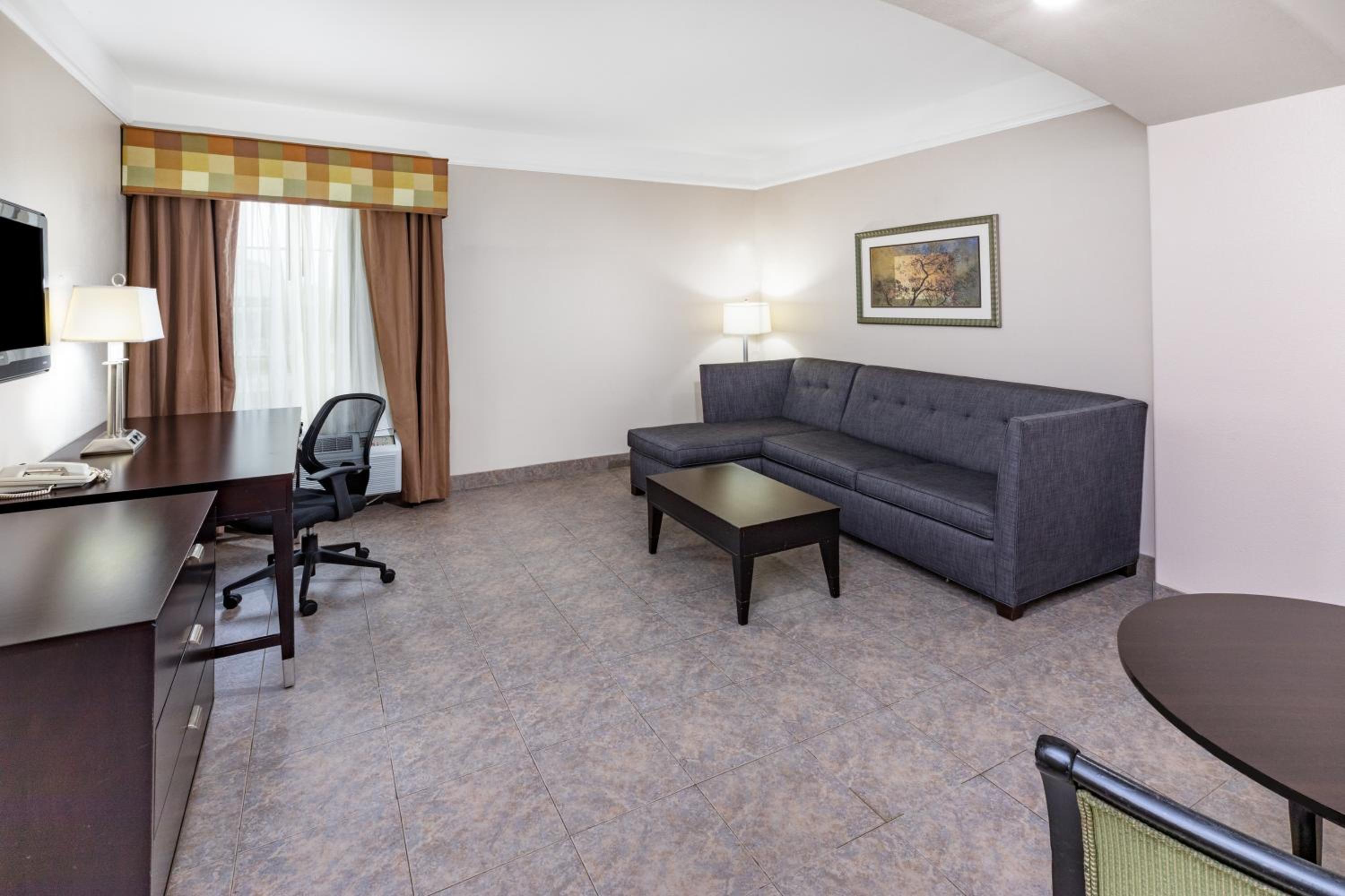 Business Queen Room with Two Queen Beds - Non-Smoking - Photo 1