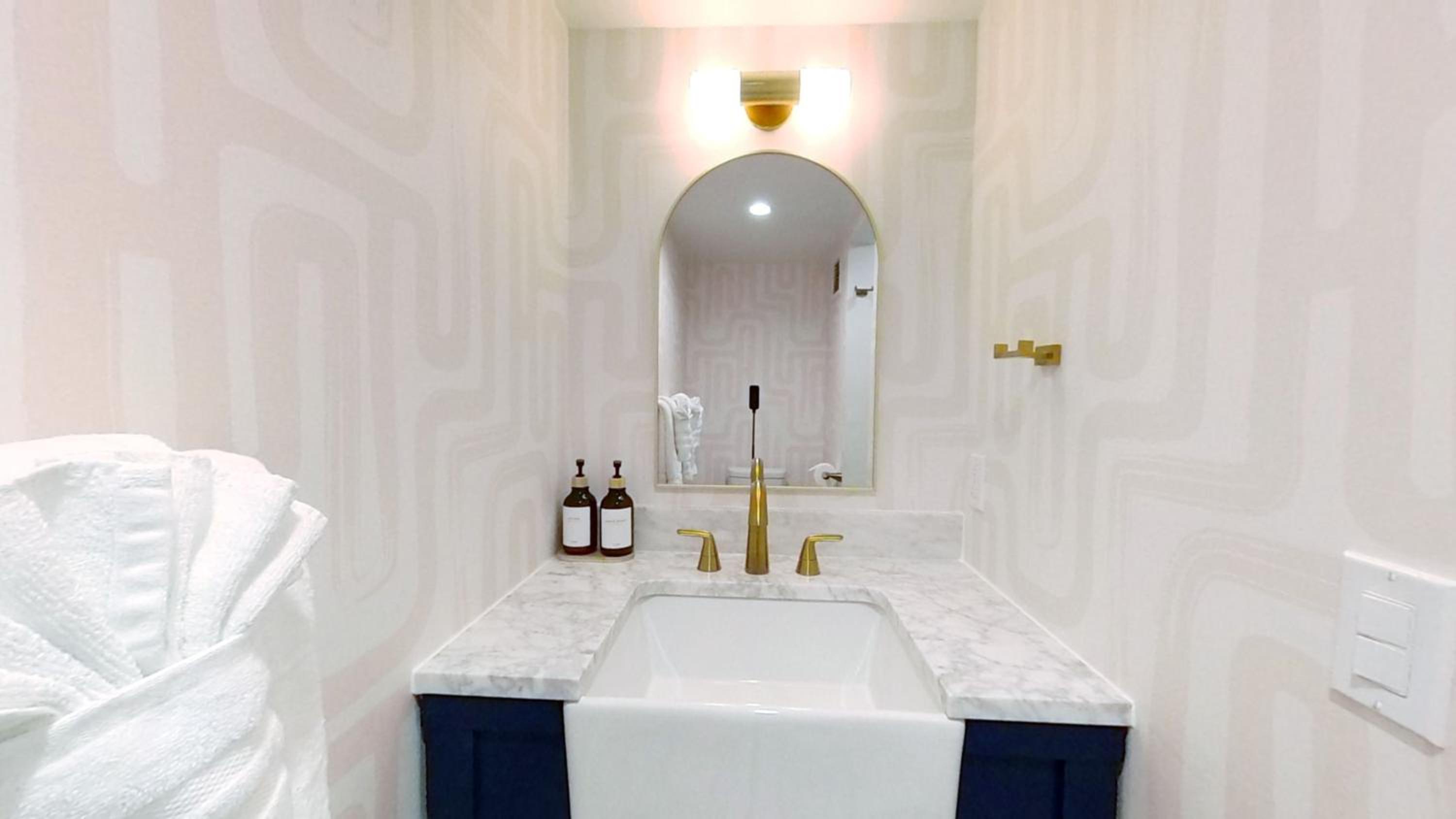S&N Lux Suite-Free Parking-King Bed-Kitchen-WiFi: King Studio with Sofa Bed photo