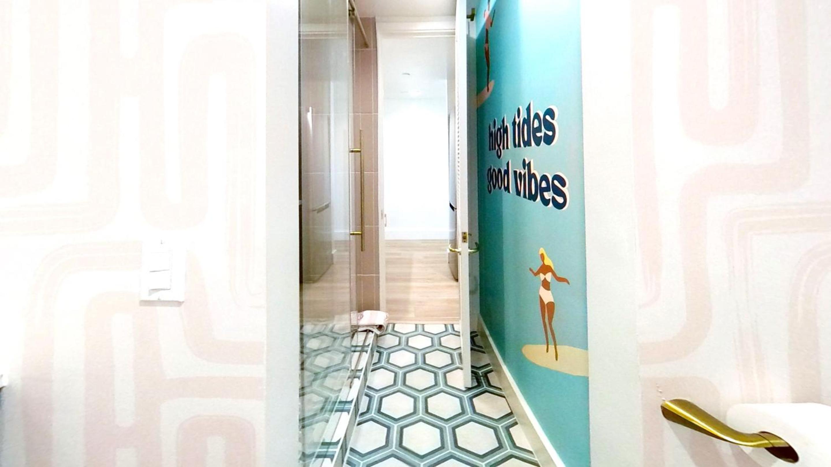 S&N Lux Suite-Free Parking-King Bed-Kitchen-WiFi: King Studio with Sofa Bed photo