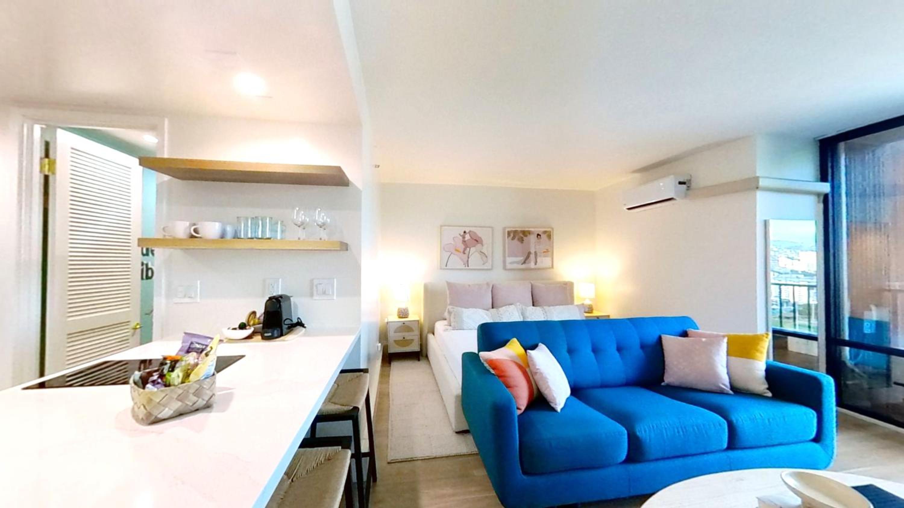 S&N Lux Suite-Free Parking-King Bed-Kitchen-WiFi: hotel room photo