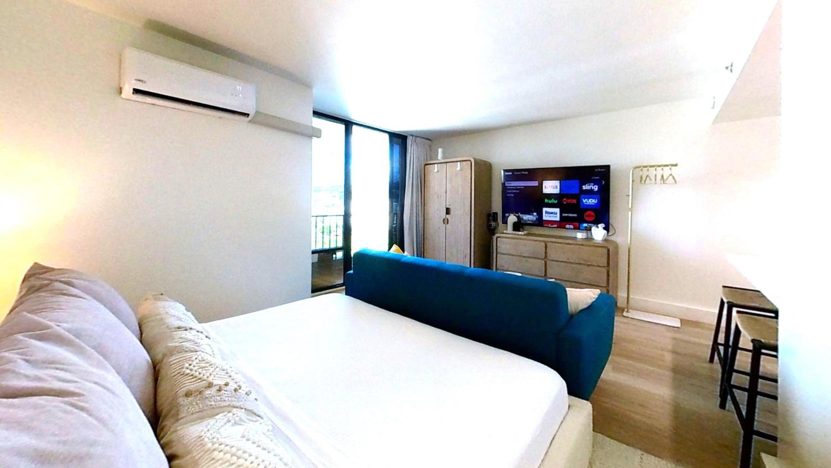 S&N Lux Suite-Free Parking-King Bed-Kitchen-WiFi: King Studio with Sofa Bed photo