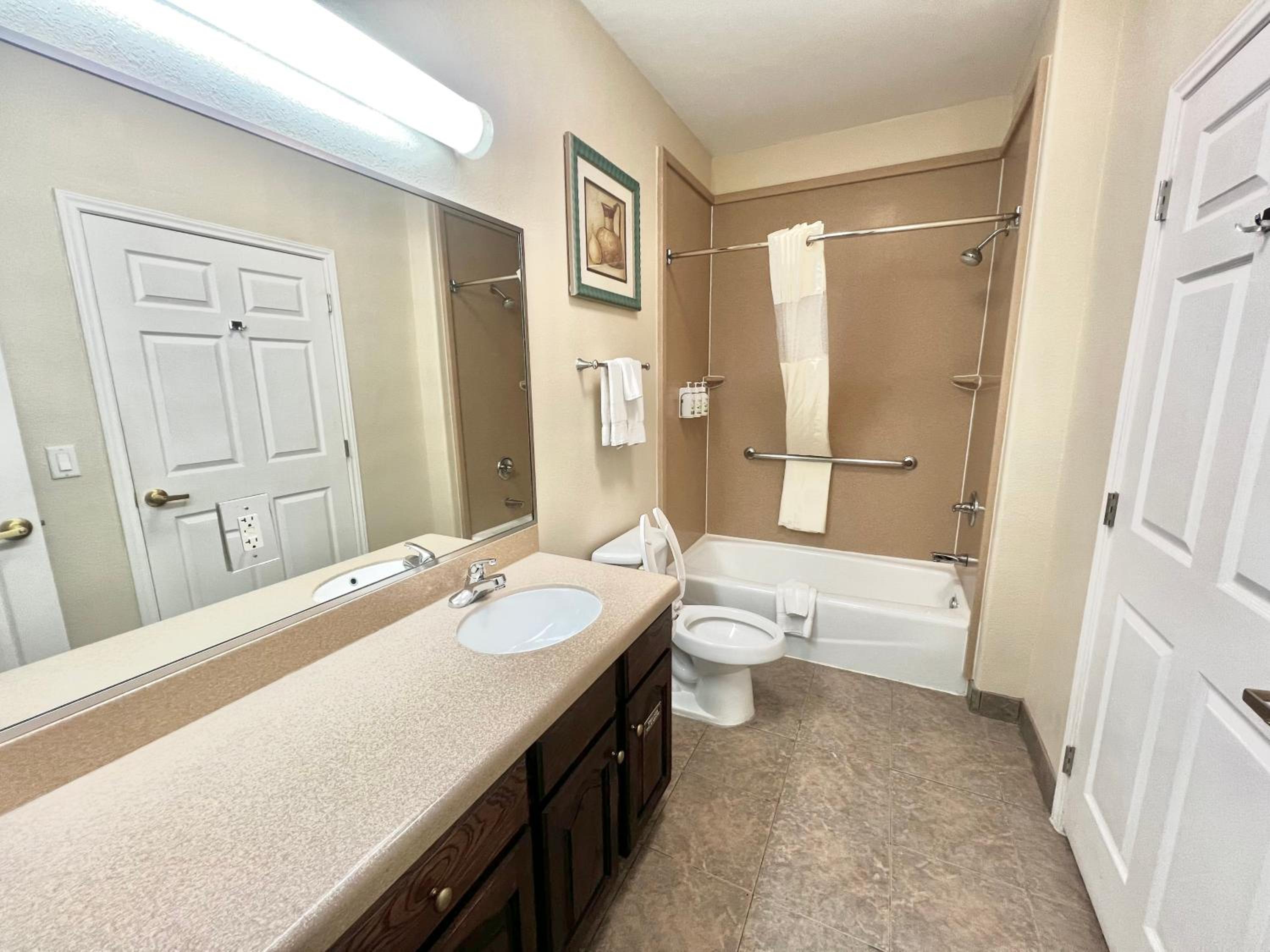 Business Queen Room with Two Queen Beds - Non-Smoking - Photo 4
