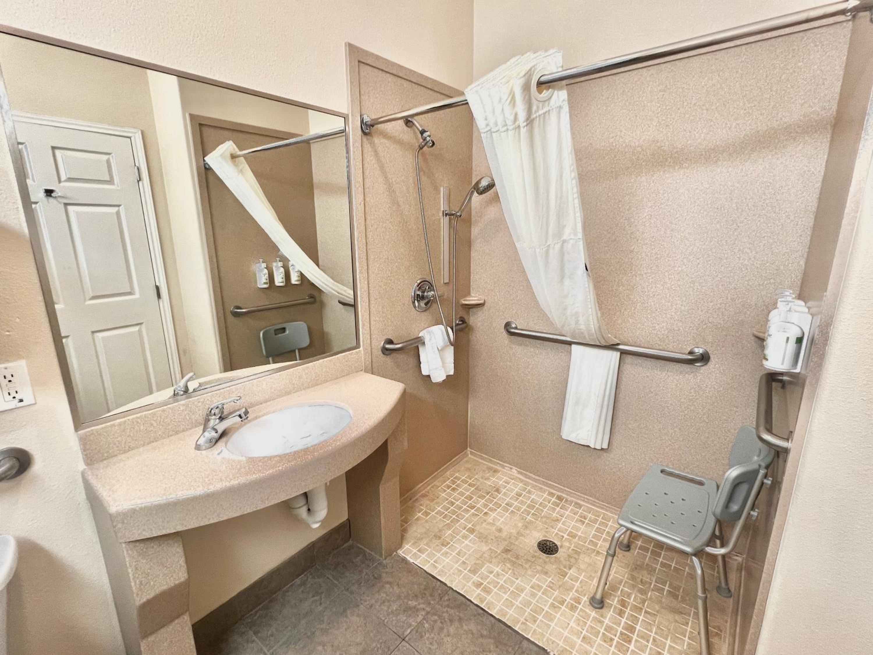 Queen Room with Two Queen Beds and Roll-In Shower - Mobility/Hearing Accessible - Non-Smoking - Photo 2