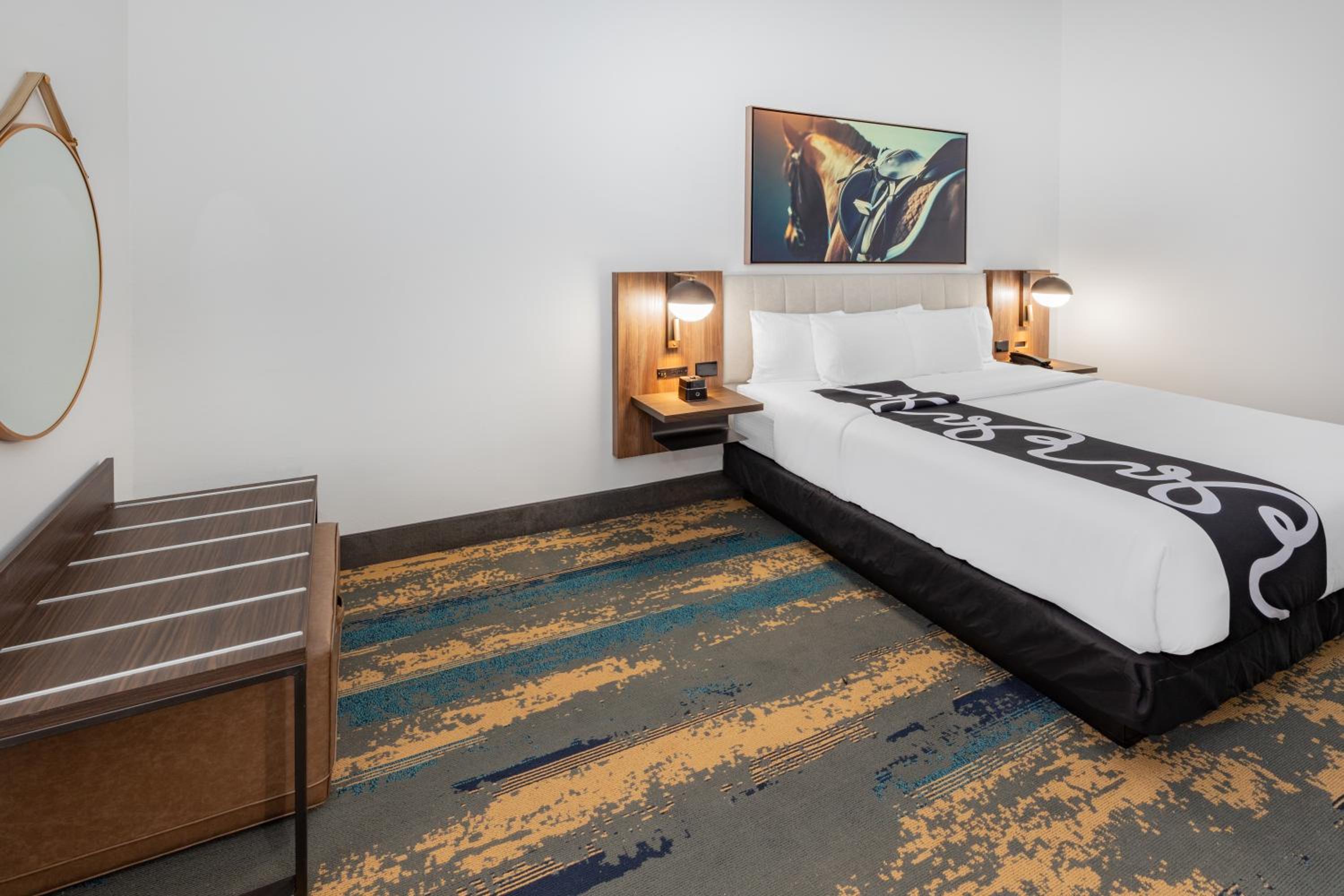 King Room with Roll-In Shower - Mobility/Hearing Accessible - Non-Smoking - Photo 4